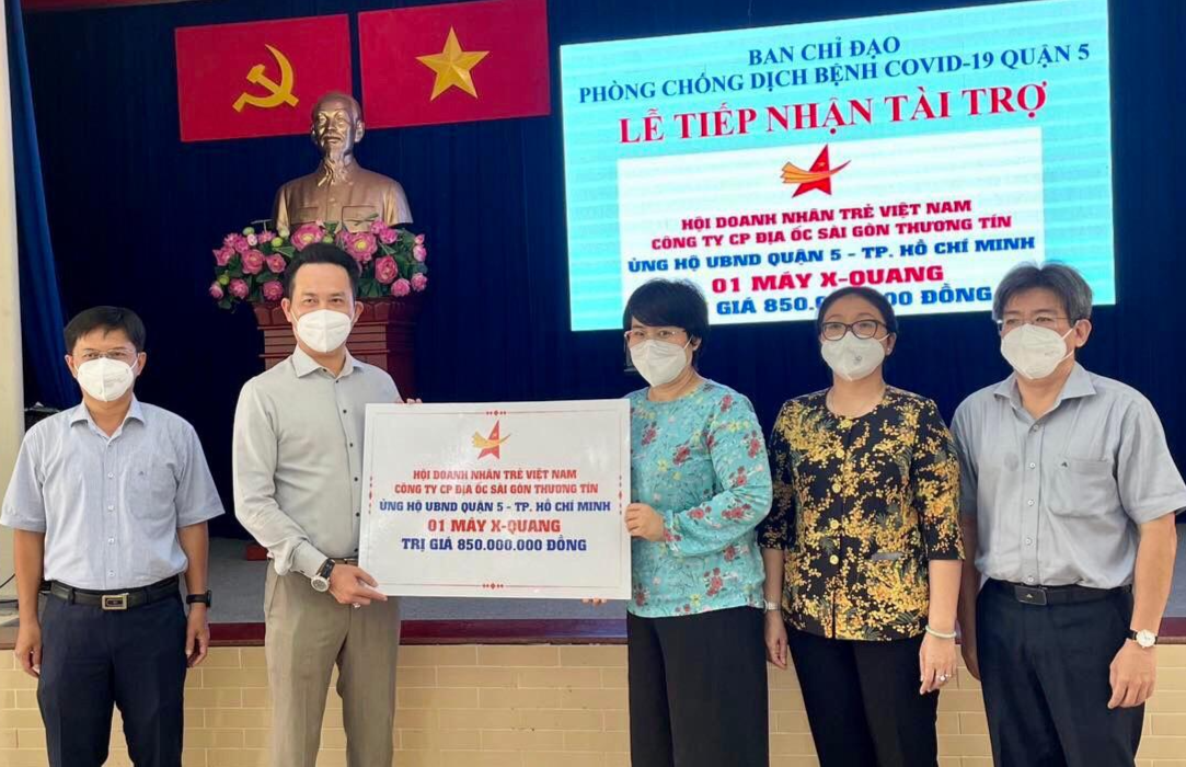 Chủ tịch Hội Doanh nhân trẻ Việt Nam Đặng Hồng Anh trao tặng máy X-Quang di động đến lãnh đạo quận 5, TPHCM. Chủ tịch Hội Doanh nhân trẻ Việt Nam Đặng Hồng Anh trao tặng máy X-Quang di động đến lãnh đạo quận 5, TPHCM.