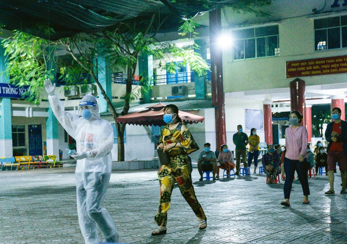 Nam ca sĩ Đăng Nguyên hỗ trợ người dân đến lấy mẫu xét nghiệm COVID-19 tại Trường Tiểu học Ngô Quyền (quận Bình Tân) trong một buổi tối mới đây. Nam ca sĩ Đăng Nguyên hỗ trợ người dân đến lấy mẫu xét nghiệm COVID-19 tại Trường Tiểu học Ngô Quyền (quận Bình Tân) trong một buổi tối mới đây.