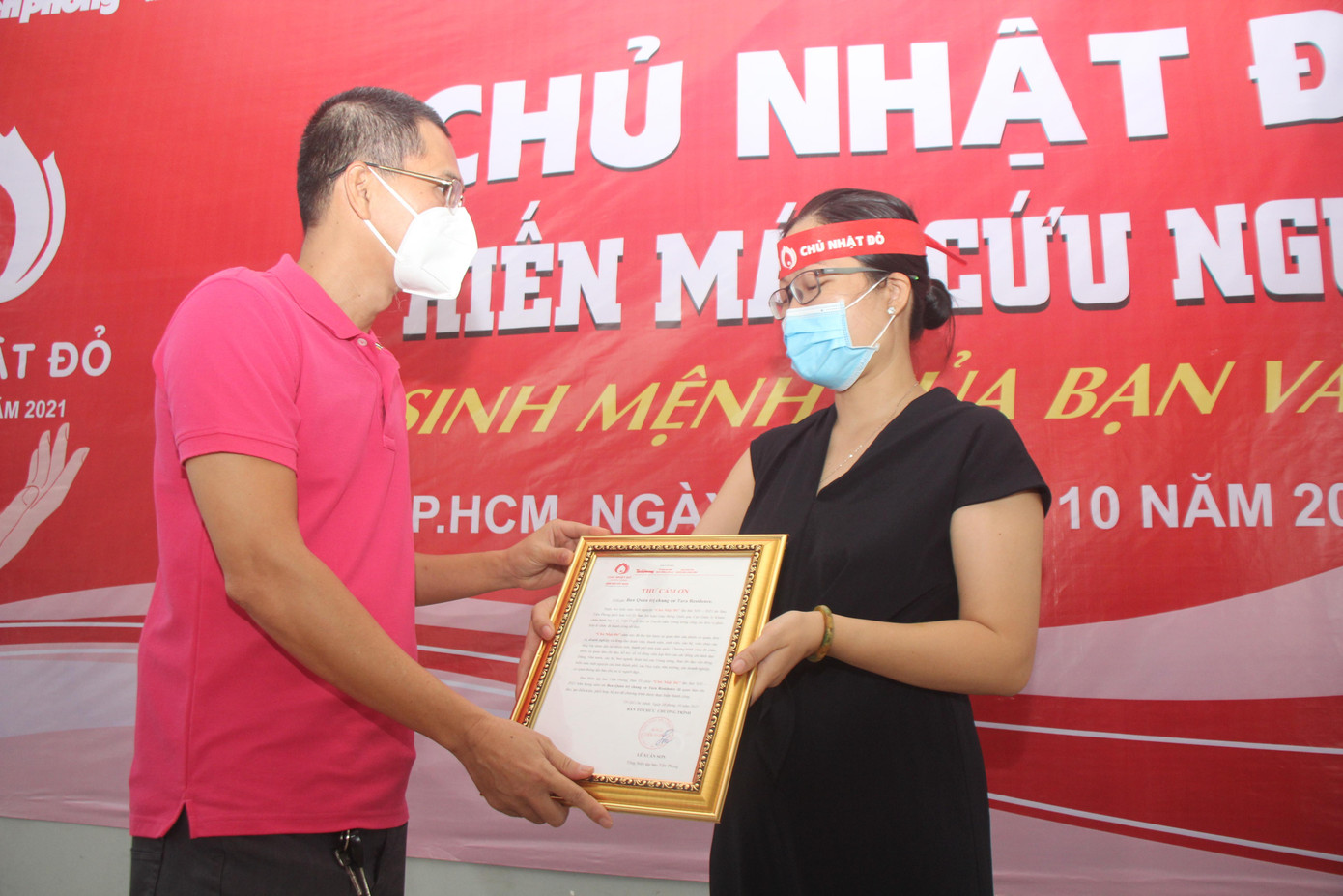 Nhà báo Lý Thành Tâm, Trưởng Cơ quan đại diện báo Tiền Phong tại TPHCM trao thư cám ơn cho chị Nguyễn Thị Thu Hương, đại diện Ban Quản trị chung cư Tara Residence, đơn vị đăng cai địa điểm tổ chức chương trình. Nhà báo Lý Thành Tâm, Trưởng Cơ quan đại diện báo Tiền Phong tại TPHCM trao thư cám ơn cho chị Nguyễn Thị Thu Hương, đại diện Ban Quản trị chung cư Tara Residence, đơn vị đăng cai địa điểm tổ chức chương trình.