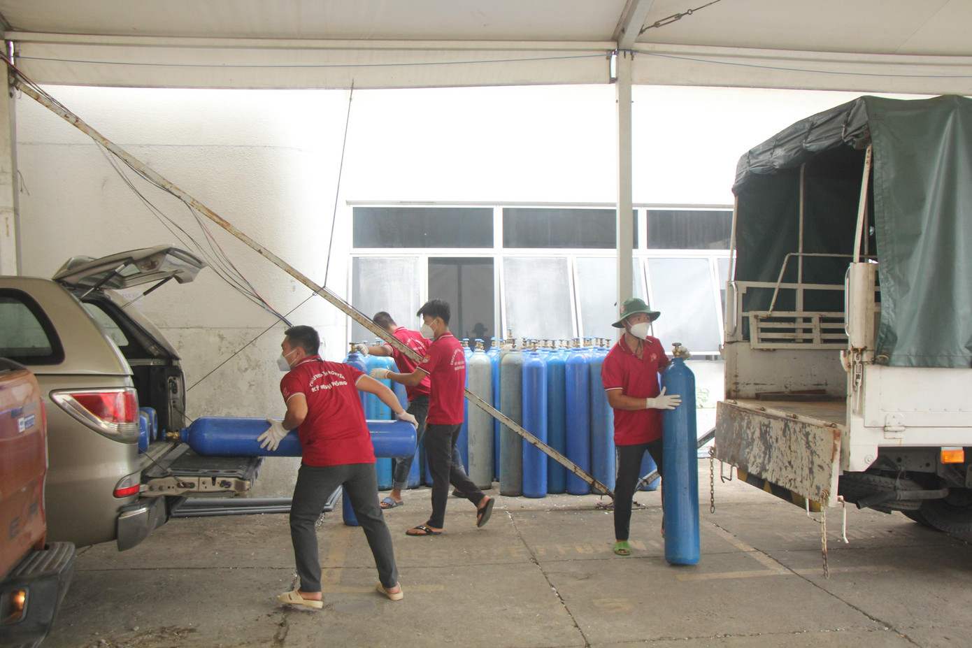 Các bạn phục vụ oxy tại Bệnh viện dã chiến điều trị bệnh nhân COVID-19 đa tầng quận Tân Bình. Các bạn phục vụ oxy tại Bệnh viện dã chiến điều trị bệnh nhân COVID-19 đa tầng quận Tân Bình.