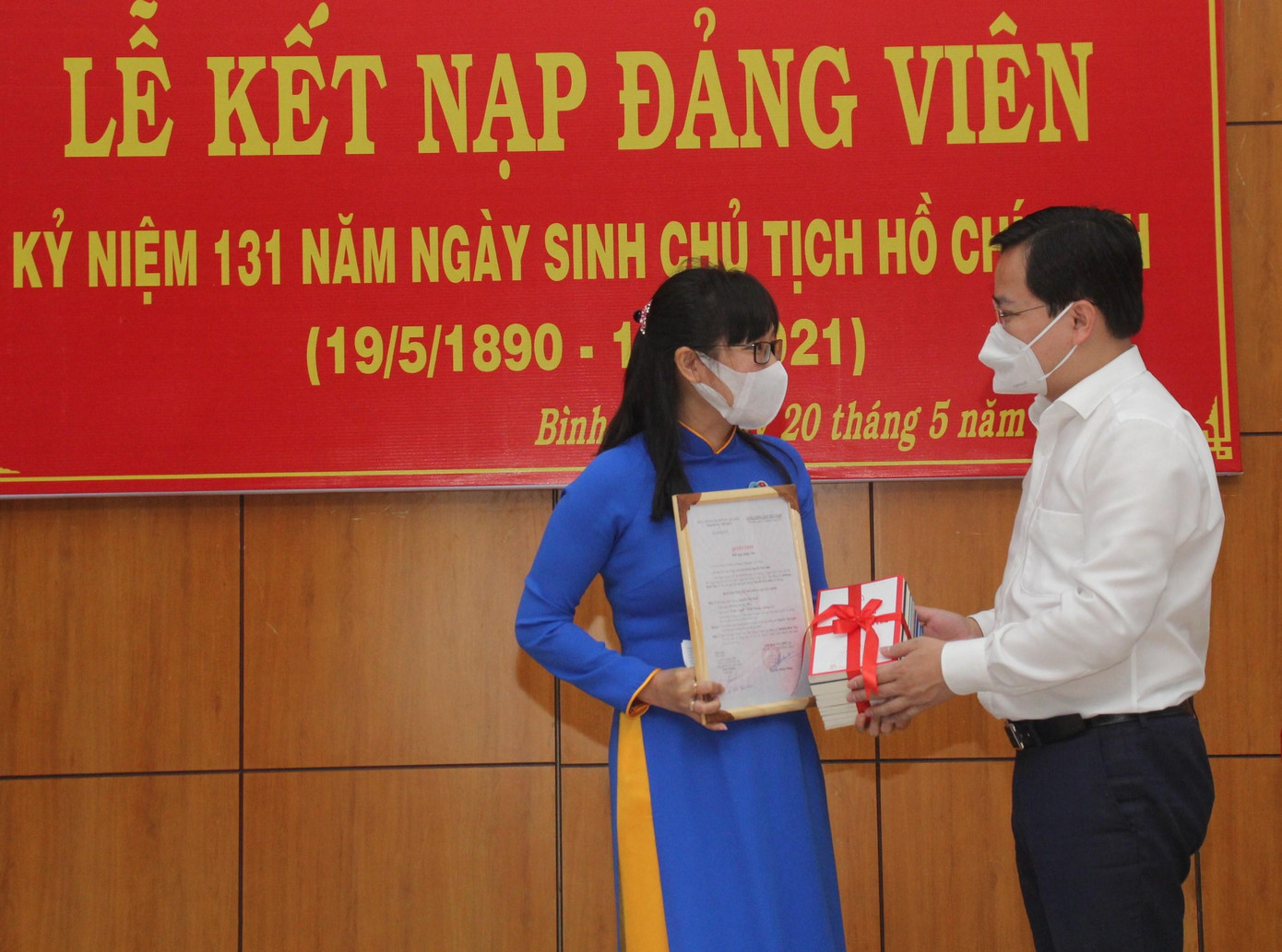 Anh Nguyễn Anh Tuấn trao quà chúc mừng đảng viên Nguyễn Thị Lành