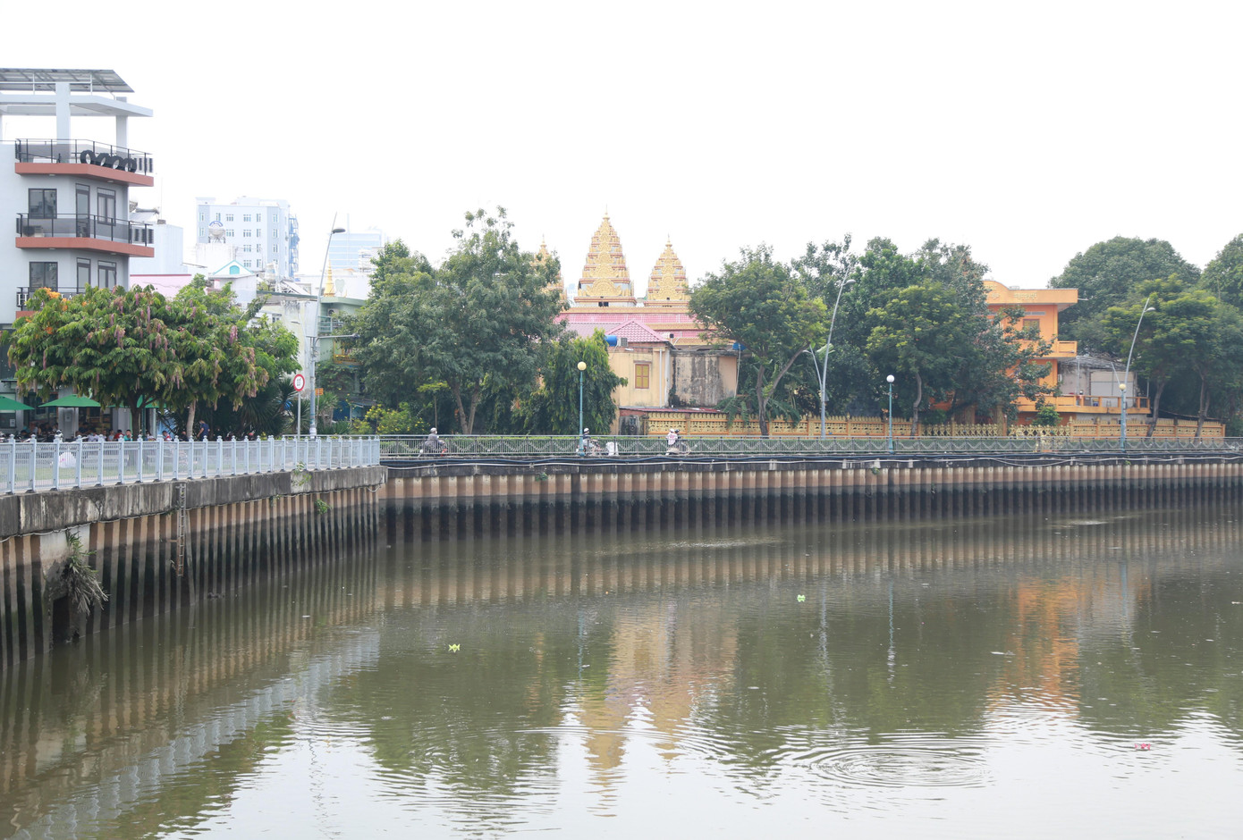 Ngôi chùa Khmer cổ kính, trầm mặc in bóng trên dòng kênh Nhiêu Lộc - Thị Nghè, một điểm nhấn về kiến trúc văn hóa tâm linh giữa lòng TPHCM.