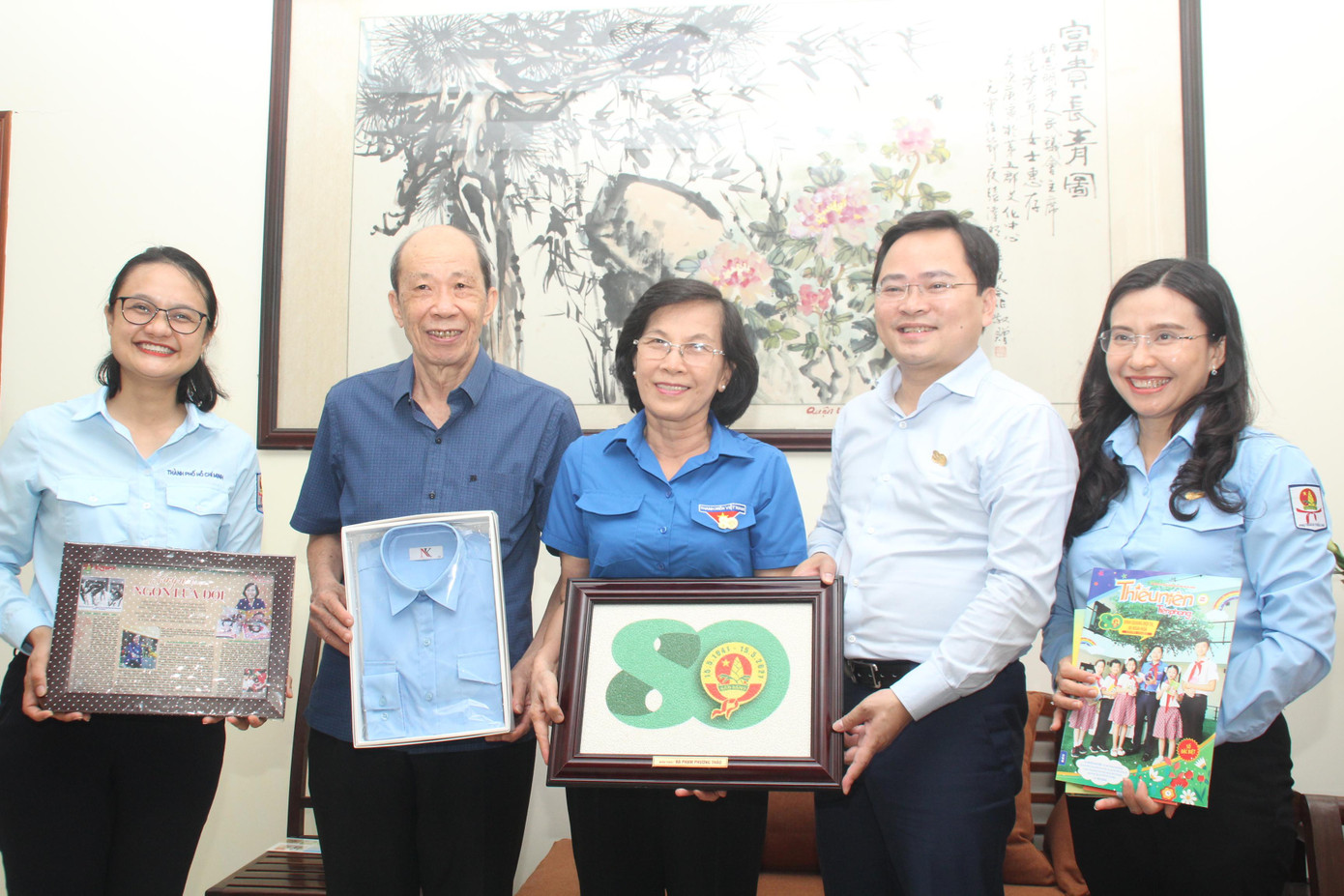 Đoàn công tác T.Ư Đoàn - Hội đồng Đội T.Ư và Hội đồng Đội TPHCM chụp ảnh lưu niệm với gia đình nguyên Chủ tịch Hội đồng Đội T.Ư Phạm Phương Thảo