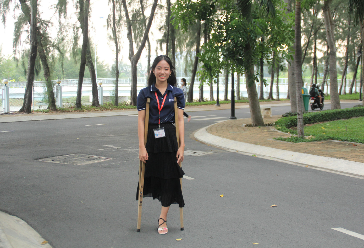 Cẩm Nhung đi lại trên đôi nạng gỗ, &quot;người bạn&quot; đồng hành với cô ngót 15 năm qua