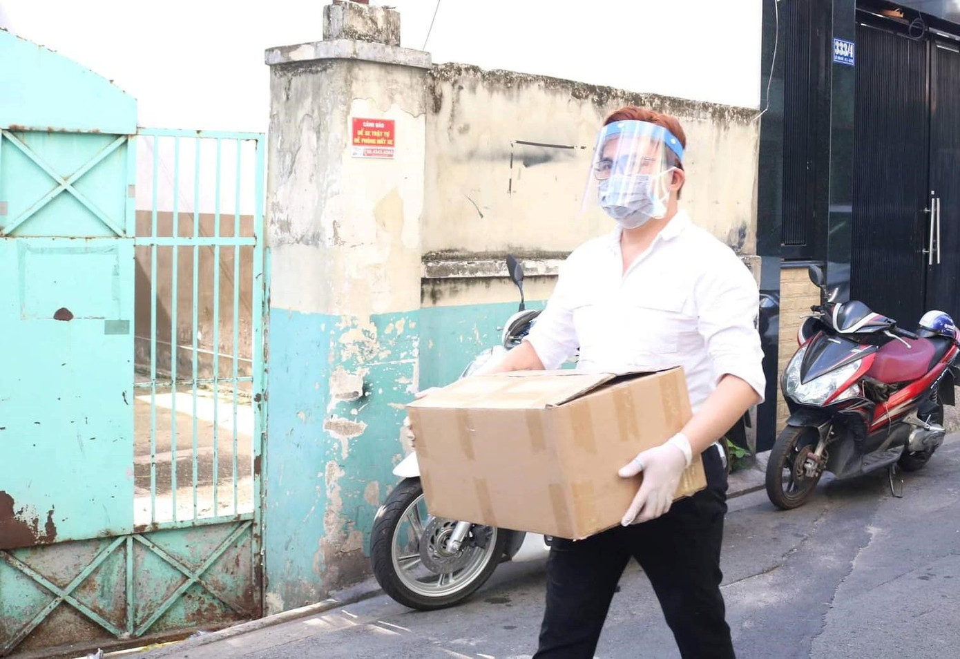 MC, diễn viên Đại Nghĩa mang vật phẩm vào các khu phong tỏa để chia sẻ với người dân MC, diễn viên Đại Nghĩa mang vật phẩm vào các khu phong tỏa để chia sẻ với người dân