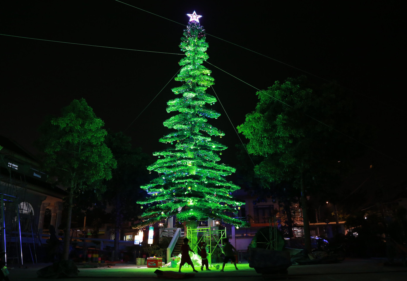 Những ngày qua, người dân xung quanh giáo xứ đã đến nhà thờ để chụp ảnh kỷ niệm, vui Noel sớm.