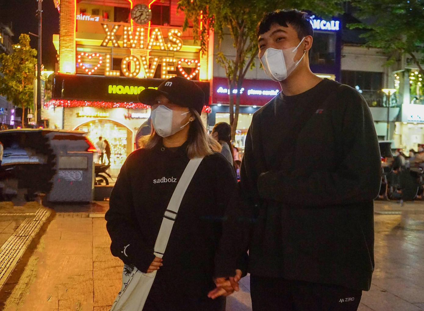 Anh Hải Long (quận Bình Tân) cùng bạn gái hẹn hò sau những ngày bận rộn công việc. Anh chia sẻ đây là kiểu thời tiết thật sự thích hợp để cùng bạn gái diện áo hoodie đã mua từ lâu và nắm tay nhau tận hưởng cái lạnh cuối năm ở Sài Gòn.