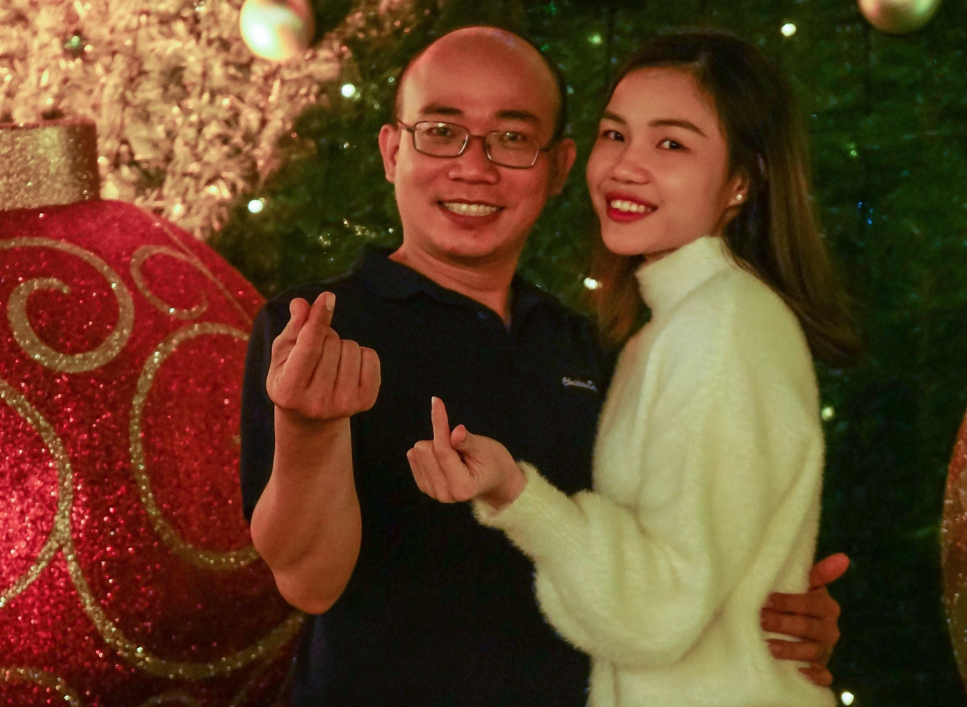 Anh Hoàng Long (quận Bình Tân) cùng vợ mặc áo ấm đi chụp hình Giáng sinh.