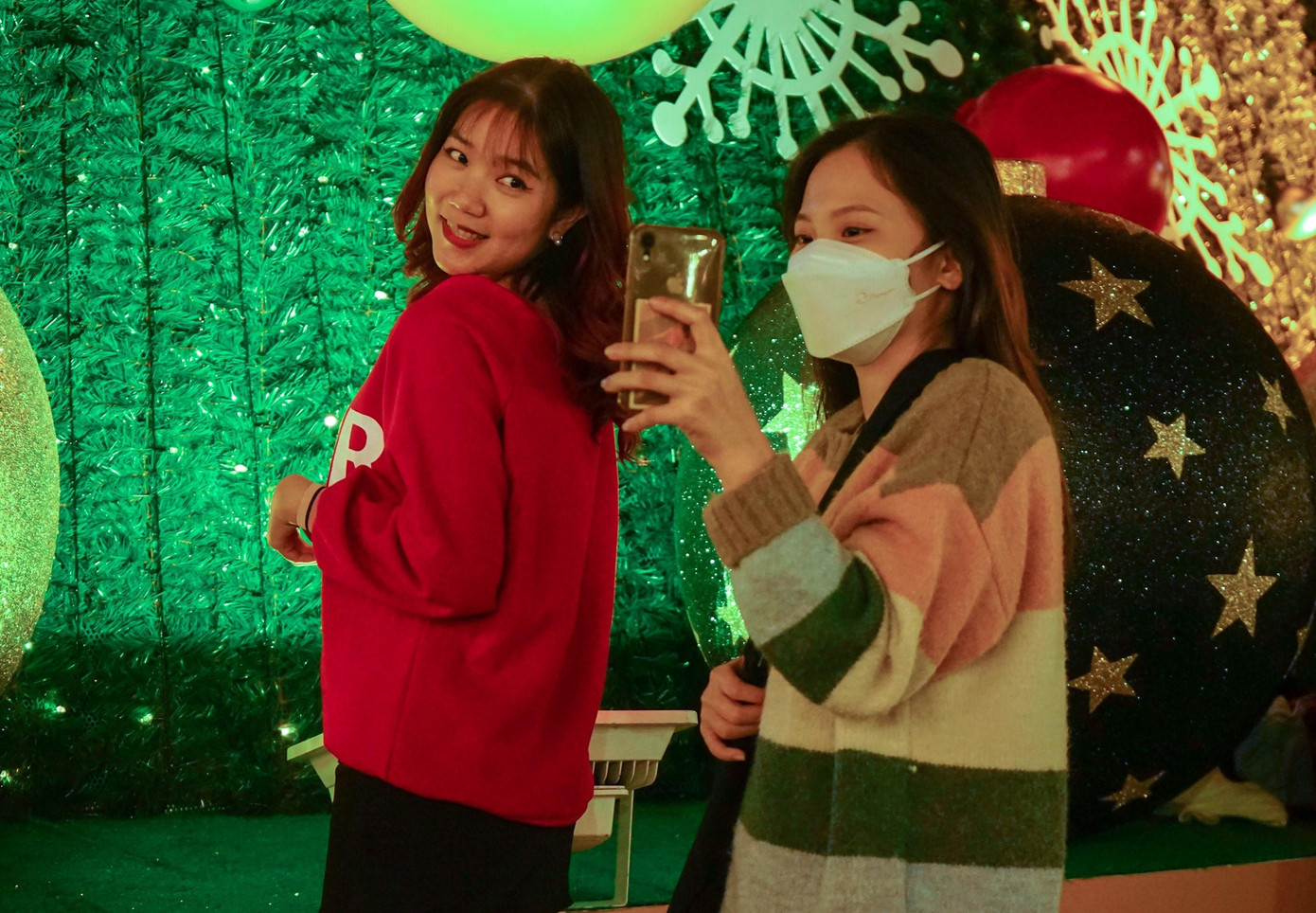 Bạn trẻ xúng xính đồ ấm dưới tiết trời 22 độ C của TPHCM.