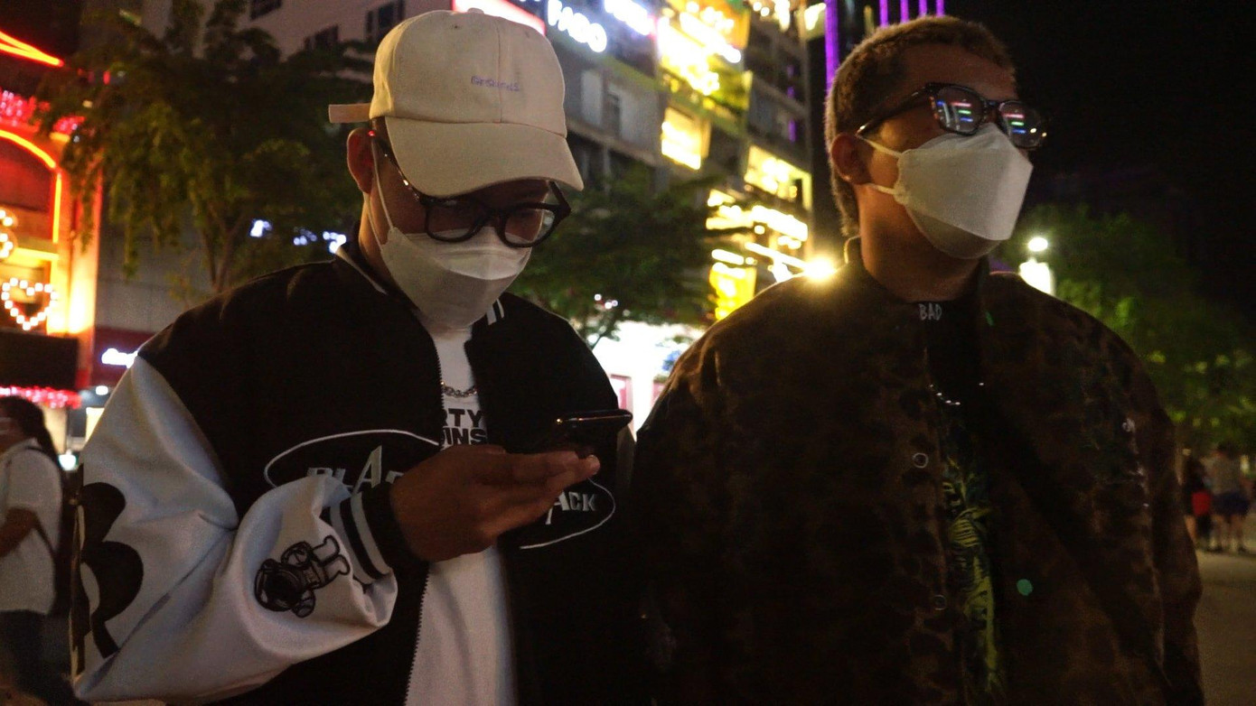 “Sài Gòn hiện giờ giống như Đà Lạt vậy, không cần đi xa để tận hưởng kỳ nghỉ, chỉ cần khoác áo ấm và xuống phố là đã như đang ở Đà Lạt rồi”, anh Nguyễn Quốc (quận Bình Tân) hào hứng chia sẻ.