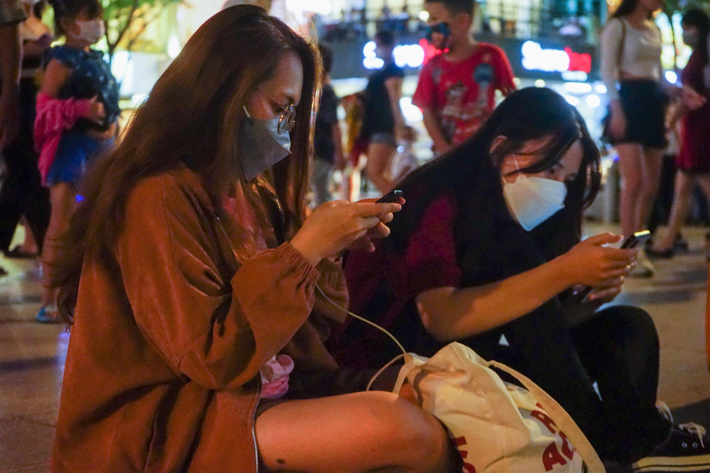 Ngày 5/2, Trung tâm Dự báo Khí tượng Thủy văn Quốc gia cho biết, nhiệt độ trung bình của TPHCM là 21 độ C, mức nhiệt thấp nhất được ghi nhận là 19 độ C được đo tại trạm Tân Sơn Nhất. Theo ông Lê Đình Quyết, Phó phòng Dự báo Khí tượng Thủy văn khu vực Nam Bộ, thời tiết se lạnh, có mưa vài nơi sẽ duy trì đến dịp Giáng sinh (24-25/12).