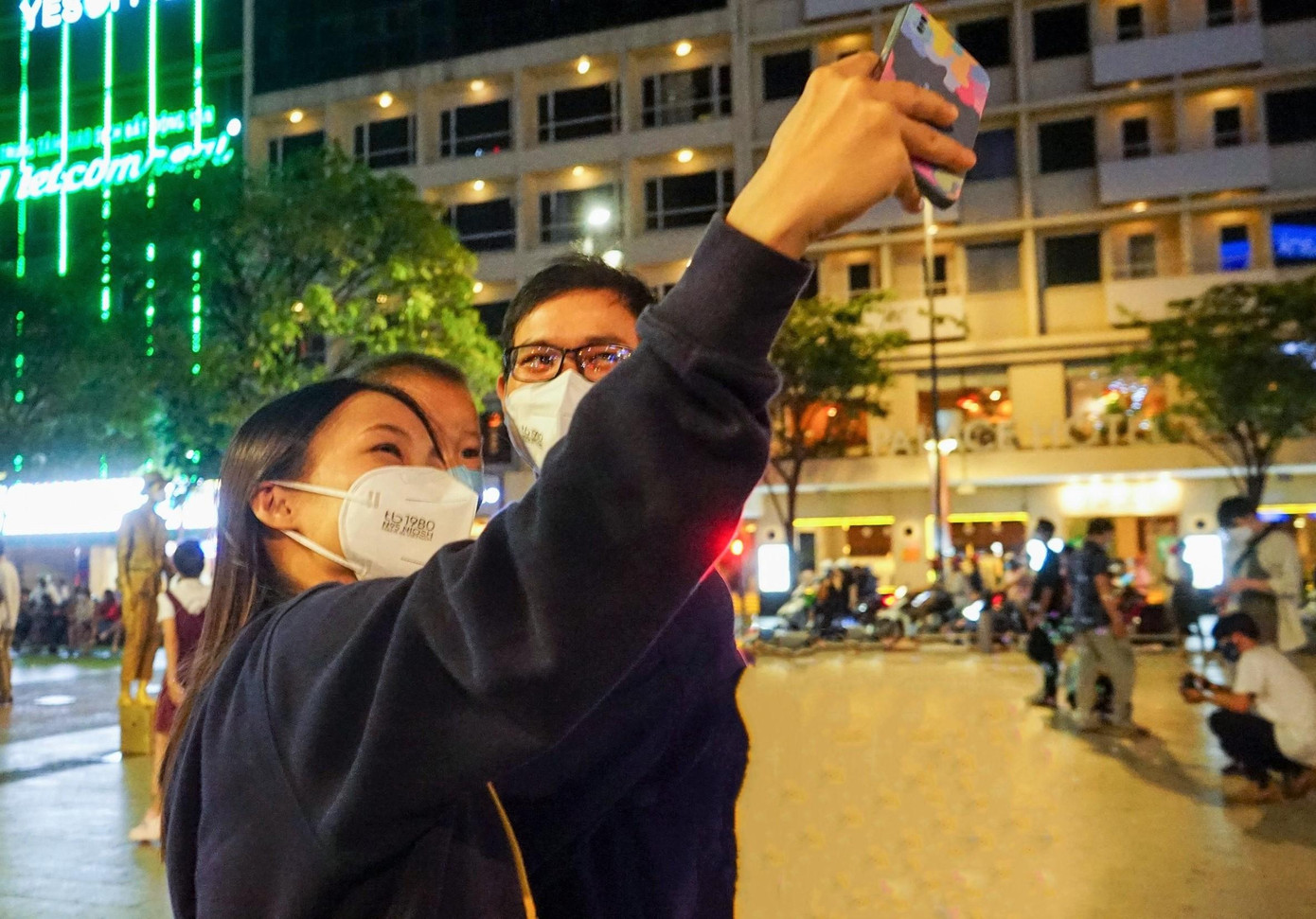 Tối 5/12, anh Văn Đại (huyện Hóc Môn) cùng vợ và con trai mặc áo ấm giống nhau xuống phố đón đợt không khí lạnh đặc biệt này. “Thời tiết thế này rất thích hợp để đón Giáng sinh và đặc biệt là tăng thêm sự ấm áp khi ở bên cạnh những người thân yêu”, anh Đại chia sẻ.