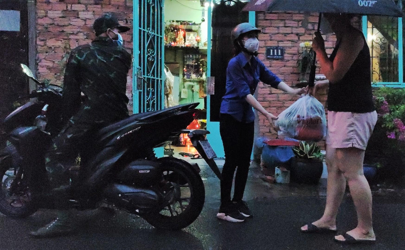 Cô cùng một chiến sỹ bộ đội trực tiếp ship hàng đến nhà dân. "Trước nay mình và các bạn đoàn viên thanh niên làm việc với nhau thôi, nay lại được các anh bộ đội hỗ trợ nữa nên cũng thú vị và vui lắm", Thảo Ly chia sẻ. Cô cùng một chiến sỹ bộ đội trực tiếp ship hàng đến nhà dân. "Trước nay mình và các bạn đoàn viên thanh niên làm việc với nhau thôi, nay lại được các anh bộ đội hỗ trợ nữa nên cũng thú vị và vui lắm", Thảo Ly chia sẻ.