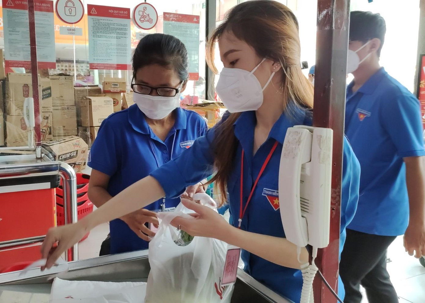 Thảo Ly cùng đồng đội chuẩn bị hàng hóa cho người dân ngay tại siêu thị. Thảo Ly cùng đồng đội chuẩn bị hàng hóa cho người dân ngay tại siêu thị.