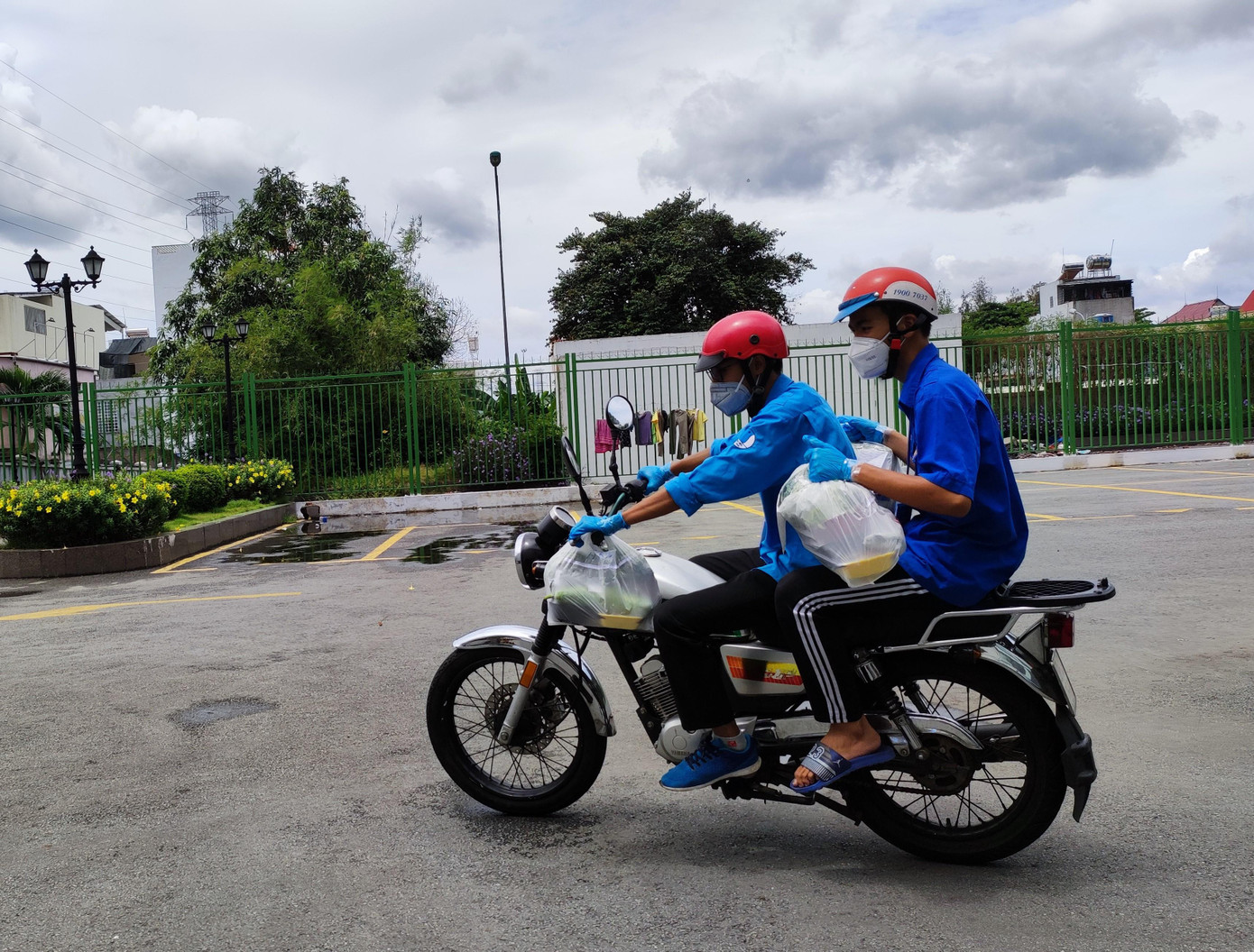 Hầu hết các bạn dùng xe máy cá nhân để vận chuyển hàng hóa cho người dân. Hầu hết các bạn dùng xe máy cá nhân để vận chuyển hàng hóa cho người dân.