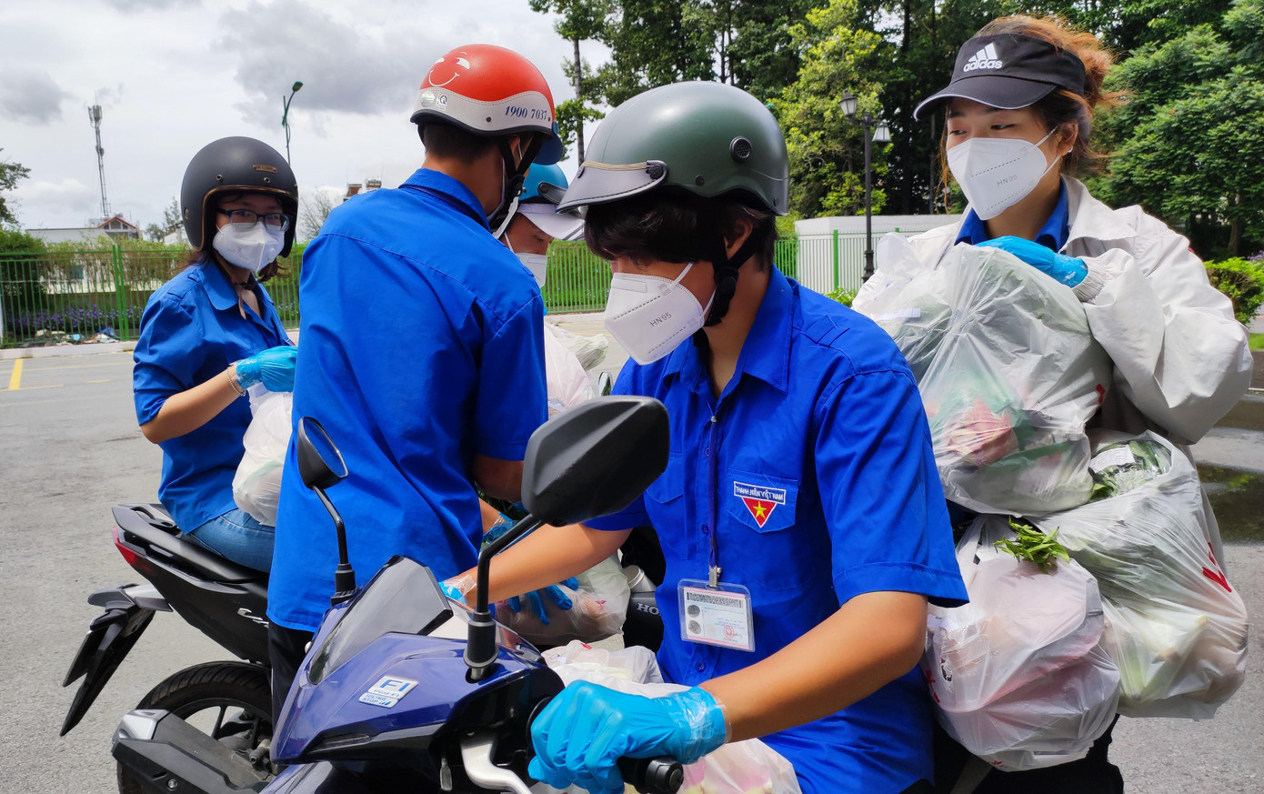 Đội ngũ shipper là các bạn đoàn viên thanh niên trực tiếp giao hàng cho bà con. Đội ngũ shipper là các bạn đoàn viên thanh niên trực tiếp giao hàng cho bà con.