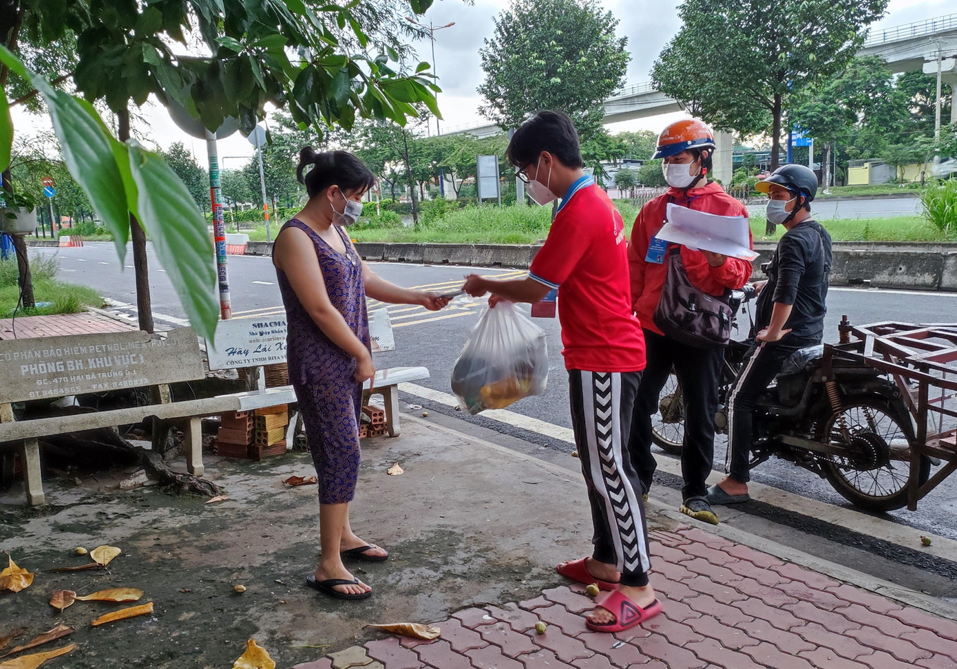 Hoàng Long giao đơn hàng đến tận nhà bà con. Hoàng Long giao đơn hàng đến tận nhà bà con.