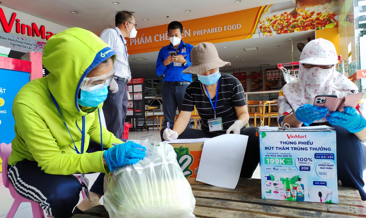 Các nữ cán bộ, công viên chức của thành phố Thủ Đức cũng dành nhiều thời gian hỗ trợ bà con. Các nữ cán bộ, công viên chức của thành phố Thủ Đức cũng dành nhiều thời gian hỗ trợ bà con.