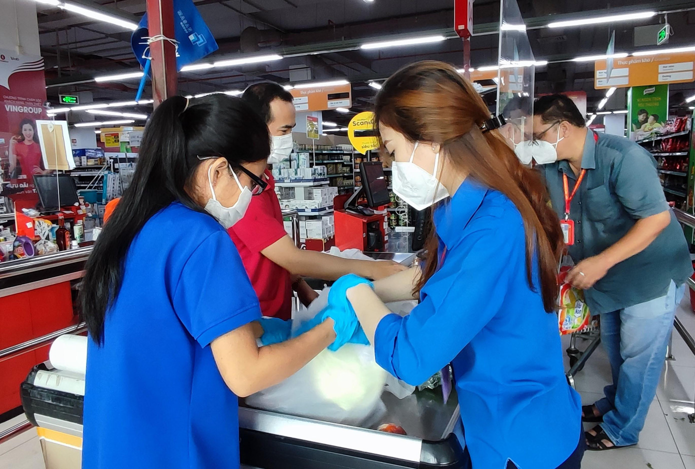 Đoàn viên thanh niên phường Hiệp Phú tham gia đóng gói, chuẩn bị đơn hàng giao đến các hộ dân trong ngày 26/8. Đoàn viên thanh niên phường Hiệp Phú tham gia đóng gói, chuẩn bị đơn hàng giao đến các hộ dân trong ngày 26/8.