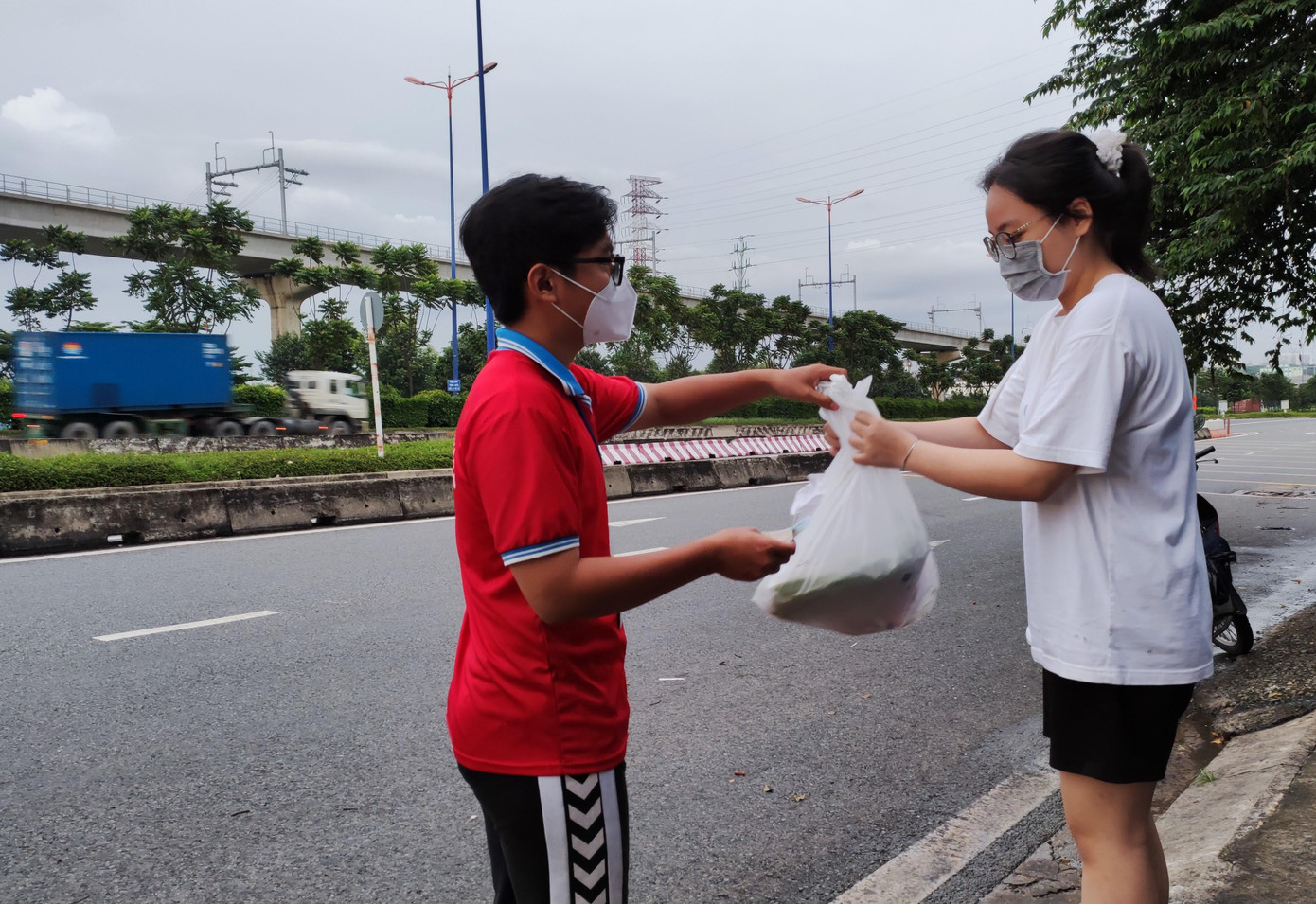 “Khi góp tay làm xong từng phần việc này bản thân em thấy vui lắm vì đã giúp được mọi người. Thấy mọi người nở nụ cười là em thoải mái lên hẳn. Em sẽ tham gia đội shipper đến hết đợt siết chặt giãn cách này để chung tay mang hàng hóa đến cho bà con”, Hoàng Long chia sẻ. “Khi góp tay làm xong từng phần việc này bản thân em thấy vui lắm vì đã giúp được mọi người. Thấy mọi người nở nụ cười là em thoải mái lên hẳn. Em sẽ tham gia đội shipper đến hết đợt siết chặt giãn cách này để chung tay mang hàng hóa đến cho bà con”, Hoàng Long chia sẻ.
