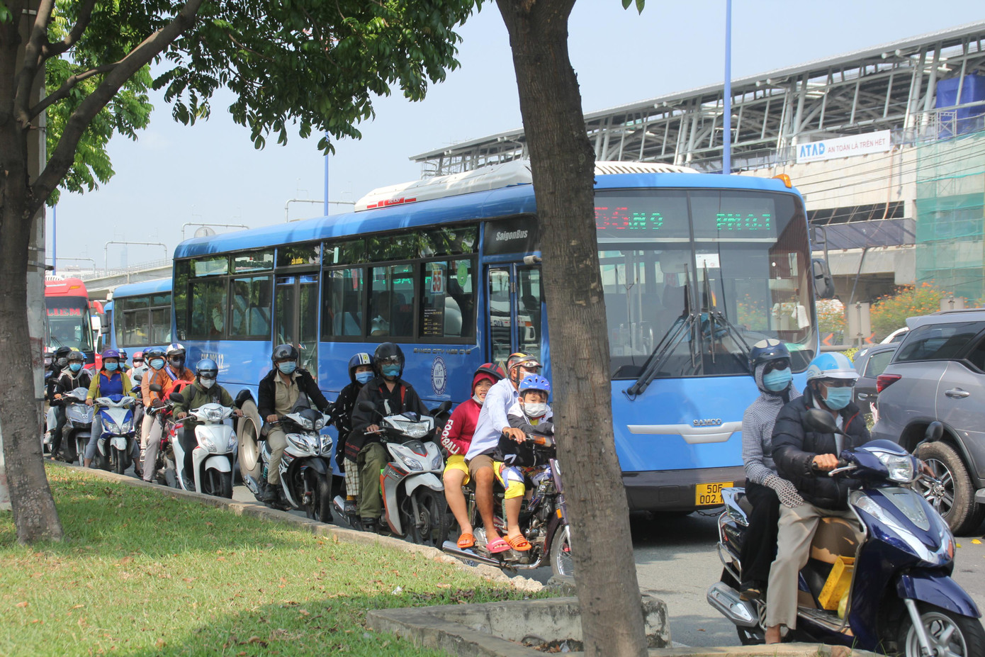 Ghi nhận tại khu vực cửa ngõ phía đông TPHCM, đoạn qua cầu vượt Ngã 4 Thủ Đức hướng về Đồng Nai, rất đông người dân tập trung đi nghỉ lễ, khiến giao thông tại đây ùn tắc cục bộ. Các phương tiện khai thác tuyến du lịch Sài Gòn - Vũng Tàu hoạt động liên tục để chuyên chở hành khách đi chơi lễ.