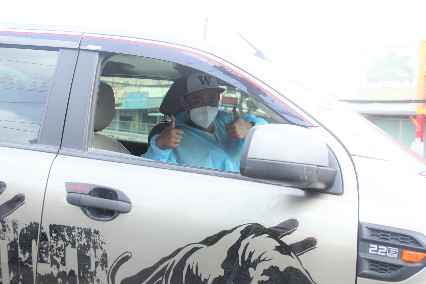 Xuống hết các xe hàng, các chàng trai trong đội xe thiện nguyện này lại vội vã đến điểm nhận hàng và lại tiếp tục gửi đến những nơi đang thiếu thốn. Xuống hết các xe hàng, các chàng trai trong đội xe thiện nguyện này lại vội vã đến điểm nhận hàng và lại tiếp tục gửi đến những nơi đang thiếu thốn.