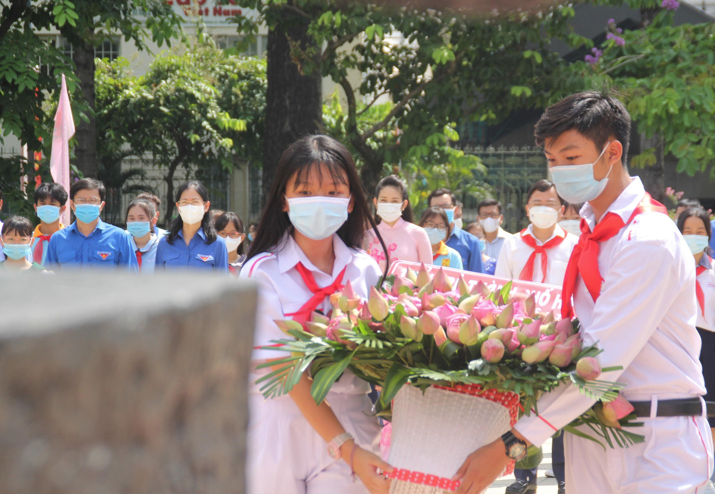 Đội viên, thiếu nhi TPHCM dâng hoa tưởng nhớ Chủ tịch Hồ Chí Minh trong ngày sinh nhật Bác 19/5 Đội viên, thiếu nhi TPHCM dâng hoa tưởng nhớ Chủ tịch Hồ Chí Minh trong ngày sinh nhật Bác 19/5
