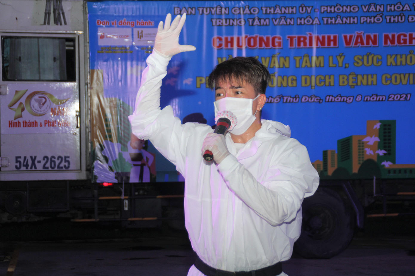 Góp giọng tại đêm nhạc, Đàm Vĩnh Hưng gửi đến các bệnh nhân và y bác sỹ các ca khúc như "Ta đã thấy gì trong đêm nay", "Cùng nhau cám ơn"...