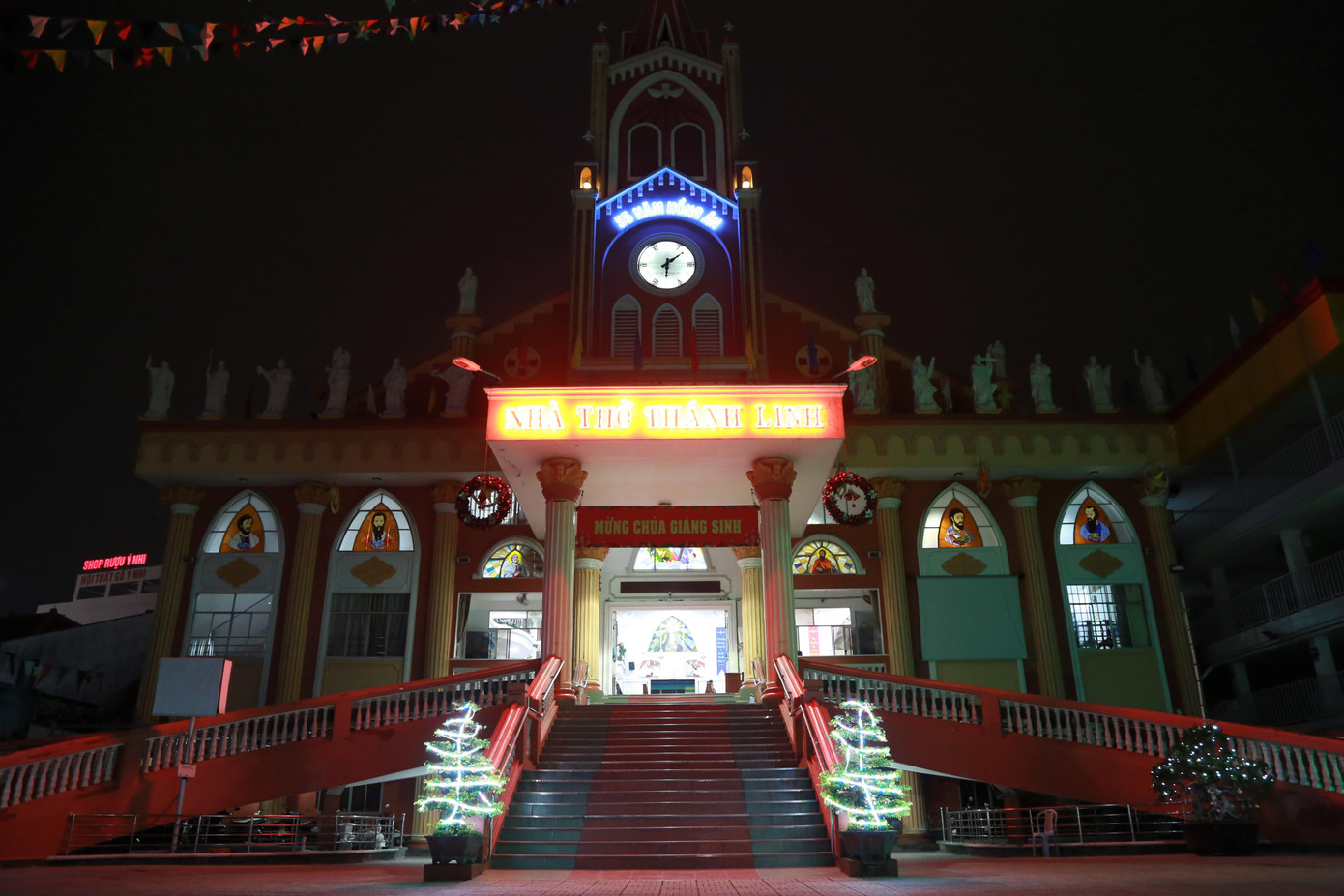 Giáo xứ Thánh Linh (TP. Thủ Đức) tráng lệ trong mùa Giáng sinh.