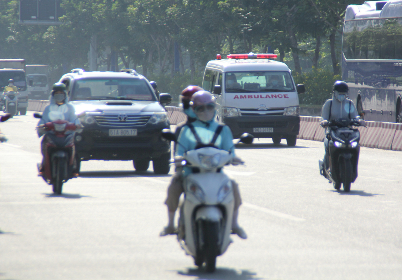 Các trường hợp đi làm thiết yếu theo quy định là: cấp cứu người bệnh, giao hàng, vận chuyển thực phẩm...