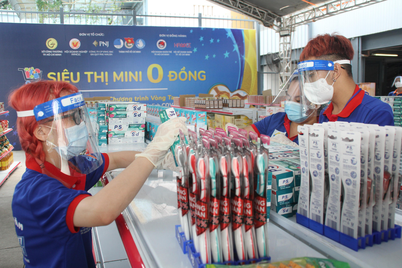 Hàng loạt mặt hàng thiết yếu đã được tập kết tại Siêu thị 0 đồng này và sẵn sàng hỗ trợ các bạn sinh viên vượt qua thời gian giãn cách nhiều khó khăn. Hiện kho hàng được đặt tại Nhà Văn hóa Thanh niên TPHCM, quận 1. Hàng loạt mặt hàng thiết yếu đã được tập kết tại Siêu thị 0 đồng này và sẵn sàng hỗ trợ các bạn sinh viên vượt qua thời gian giãn cách nhiều khó khăn. Hiện kho hàng được đặt tại Nhà Văn hóa Thanh niên TPHCM, quận 1.