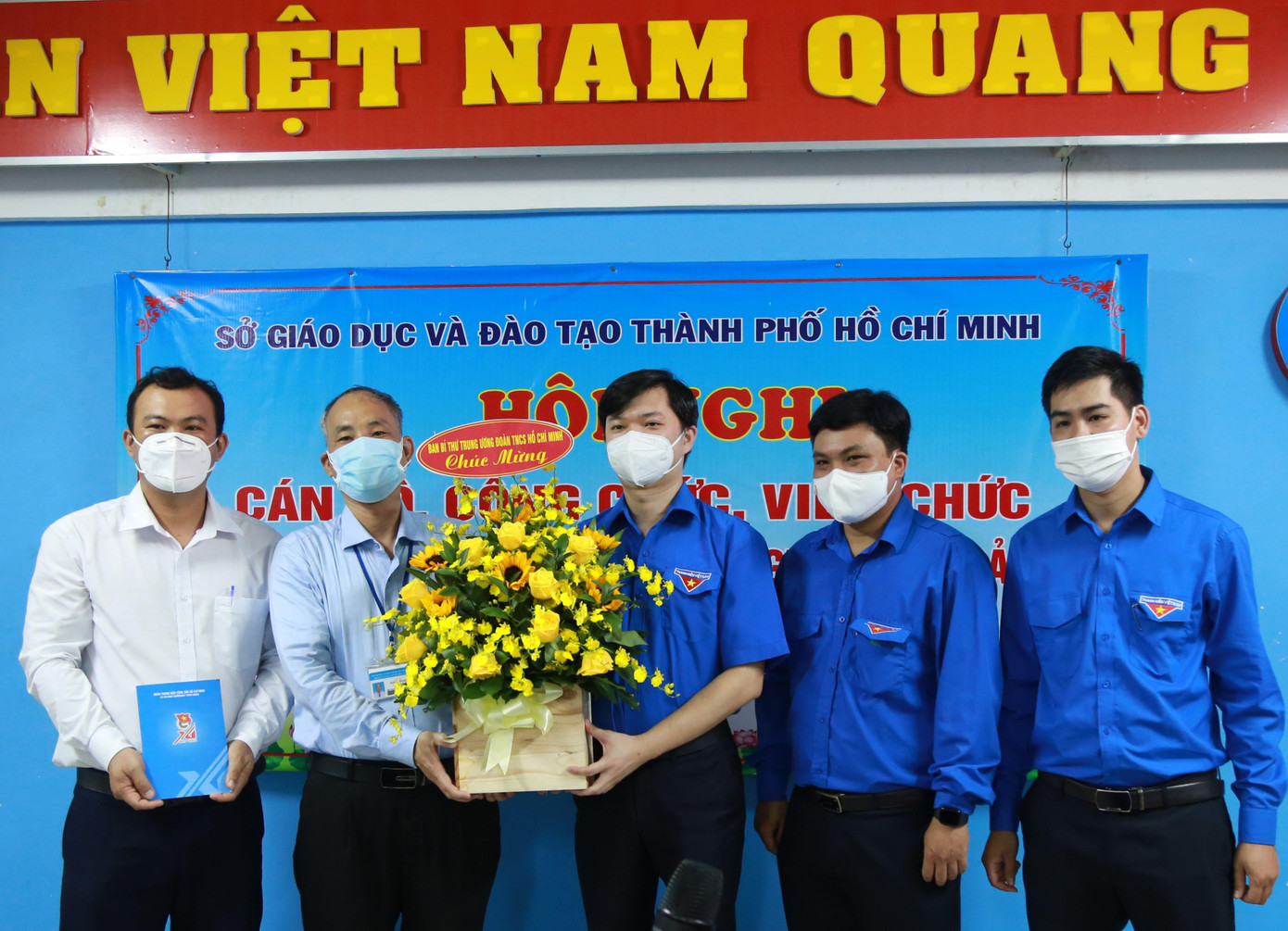 Anh Nguyễn Minh Triết tặng hoa chúc mừng các nhà giáo Trường Trung cấp Kinh tế - Kỹ thuật Nguyễn Hữu Cảnh Anh Nguyễn Minh Triết tặng hoa chúc mừng các nhà giáo Trường Trung cấp Kinh tế - Kỹ thuật Nguyễn Hữu Cảnh