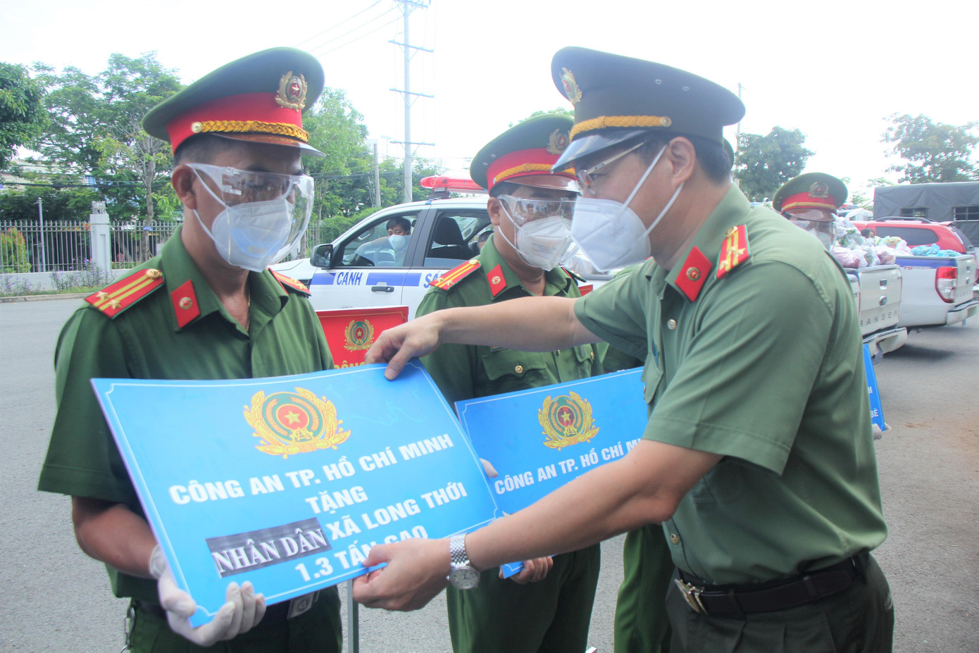 Thượng tá Lê Viết Tiệp, Chánh Văn phòng Đảng ủy, Trưởng phòng Công tác Đảng và Công tác chính trị Công an TPHCM trao quà hỗ trợ các xã trên địa bàn huyện Nhà Bè. Thượng tá Lê Viết Tiệp, Chánh Văn phòng Đảng ủy, Trưởng phòng Công tác Đảng và Công tác chính trị Công an TPHCM trao quà hỗ trợ các xã trên địa bàn huyện Nhà Bè.
