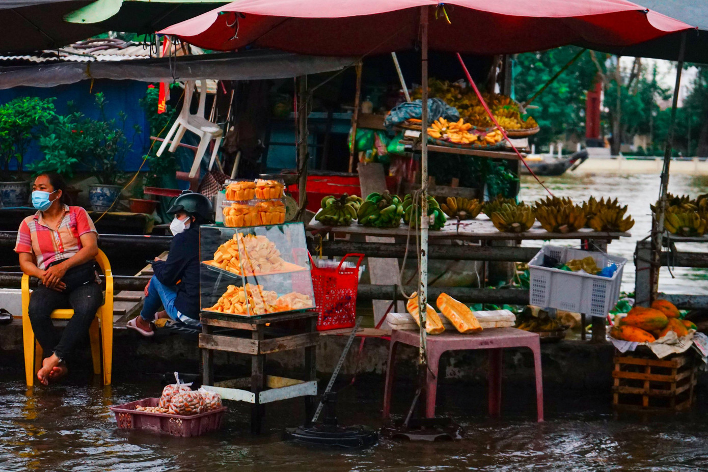 Hộ kinh doanh rơi vào tình cảnh ế ẩm mỗi khi nước triều dâng cao