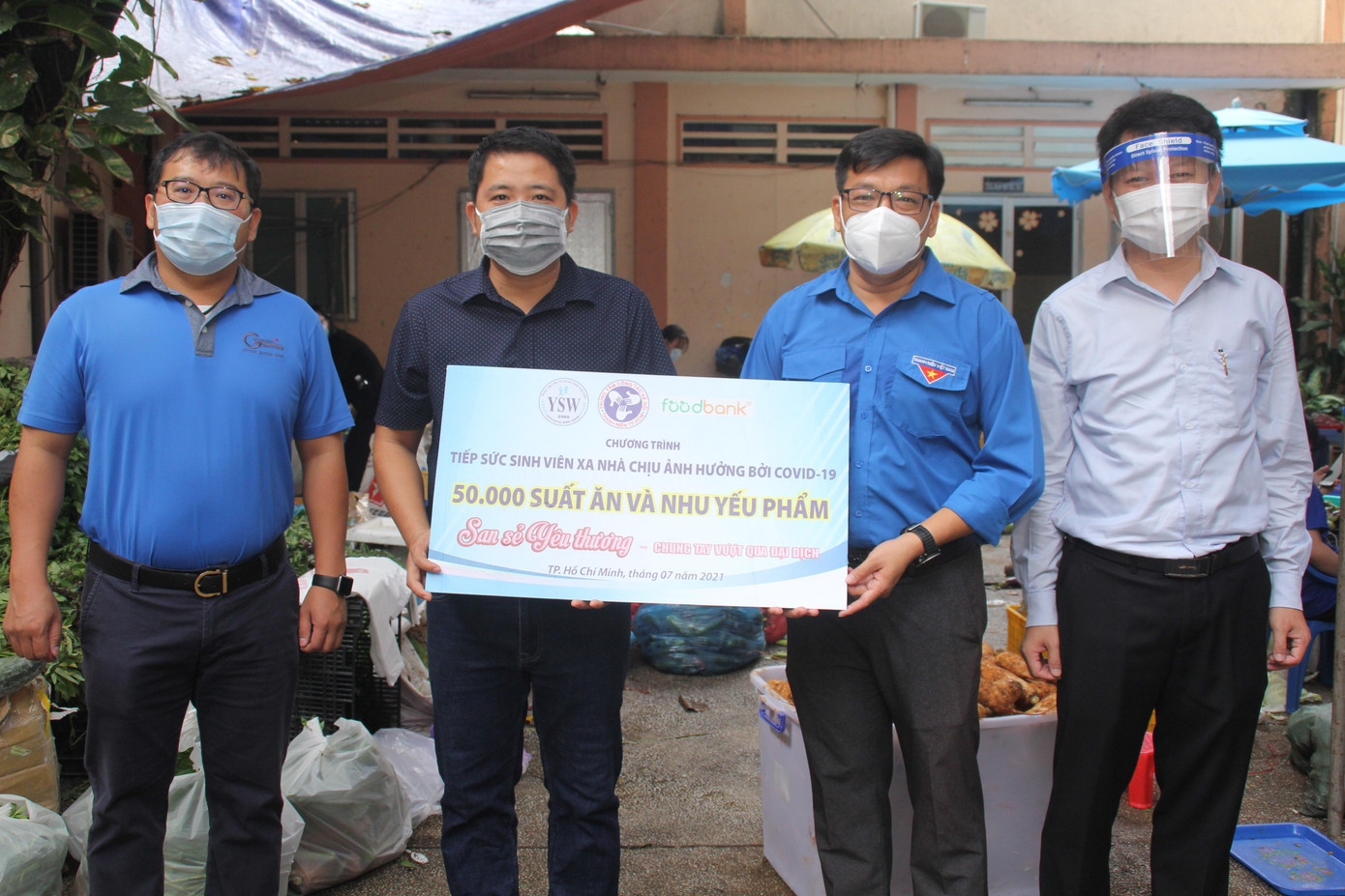 Đại diện hai trung tâm trao tặng và tiếp nhận số phần ăn hỗ trợ các bạn sinh viên trong thời gian dịch bệnh diễn biến phức tạp. Đại diện hai trung tâm trao tặng và tiếp nhận số phần ăn hỗ trợ các bạn sinh viên trong thời gian dịch bệnh diễn biến phức tạp.