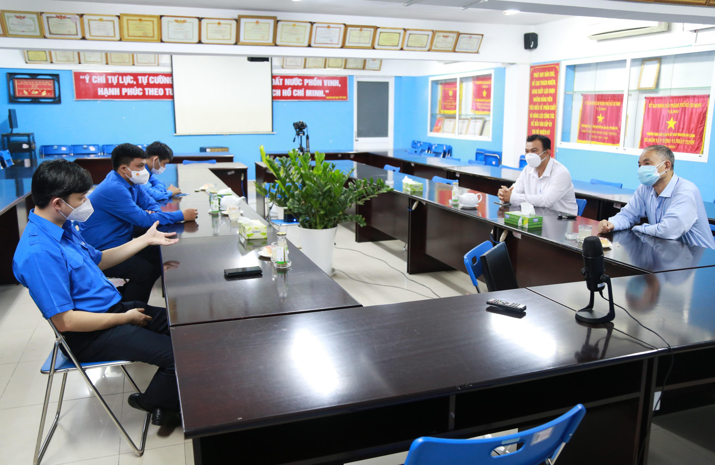 Bí thư Trung ương Đoàn Nguyễn Minh Triết đến thăm Ban Giám hiệu và cá nhân thầy giáo Nguyễn Quốc Đoàn, Phó Trưởng khoa Cơ khí, Bí thư Đoàn Trường Trung cấp Kinh tế - Kỹ thuật Nguyễn Hữu Cảnh - Ảnh: Ngô Tùng Bí thư Trung ương Đoàn Nguyễn Minh Triết đến thăm Ban Giám hiệu và cá nhân thầy giáo Nguyễn Quốc Đoàn, Phó Trưởng khoa Cơ khí, Bí thư Đoàn Trường Trung cấp Kinh tế - Kỹ thuật Nguyễn Hữu Cảnh - Ảnh: Ngô Tùng