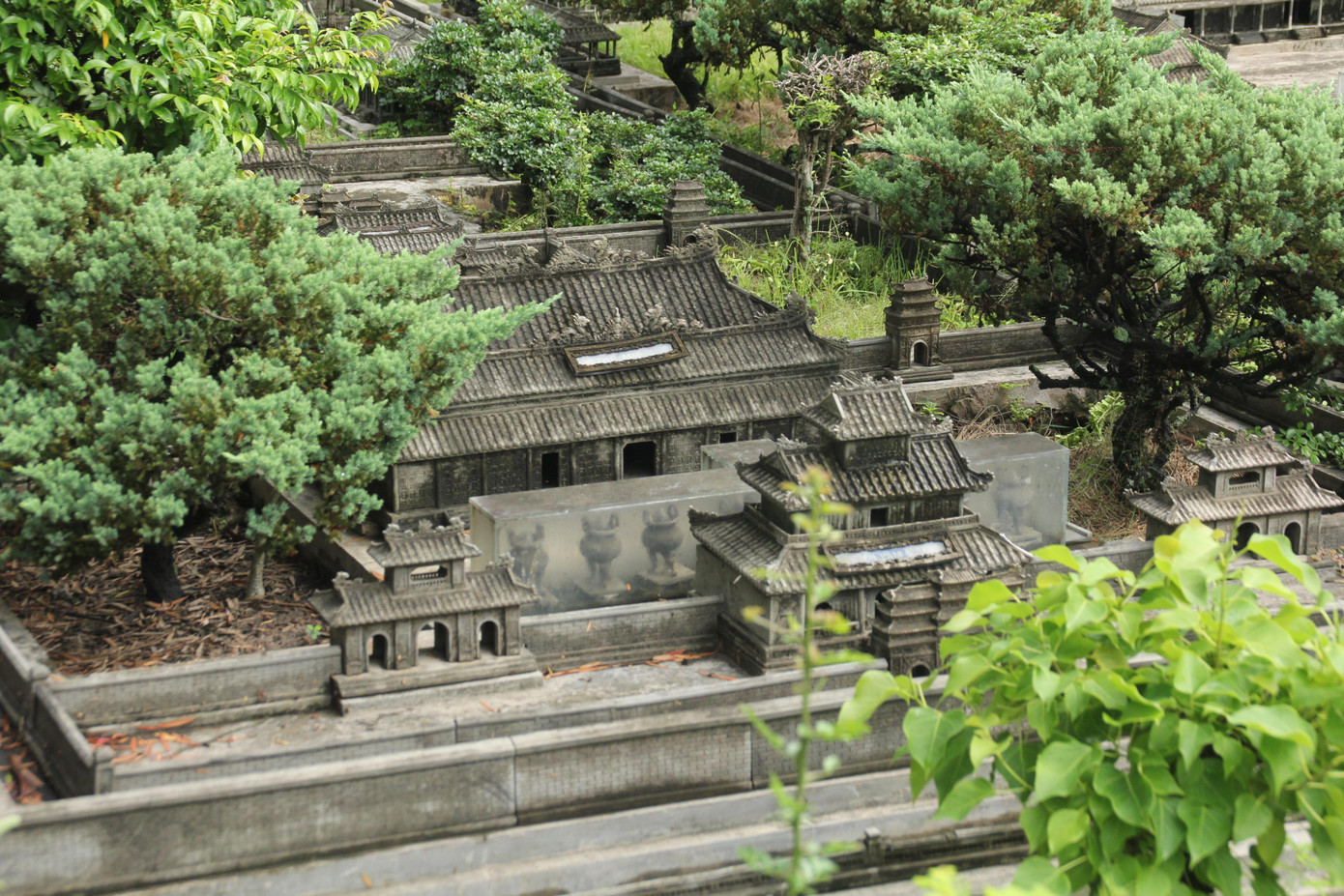 Các công trình kiến trúc đều được phối cảnh, điểm xuyết xen kẽ mảng xanh theo đúng thực tế ở Huế