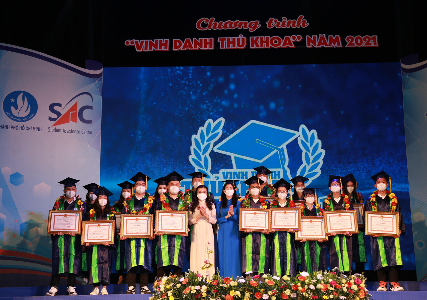 Các bạn tân sinh viên tiêu biểu được tuyên dương - Ảnh: Ngô Tùng