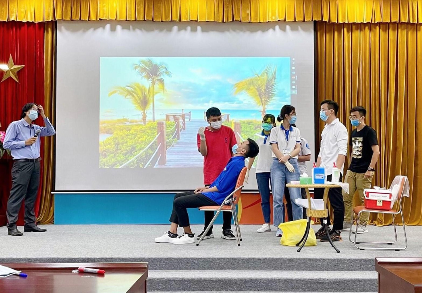 Các bạn được tập huấn kỹ càng trước khi bắt tay vào công việc