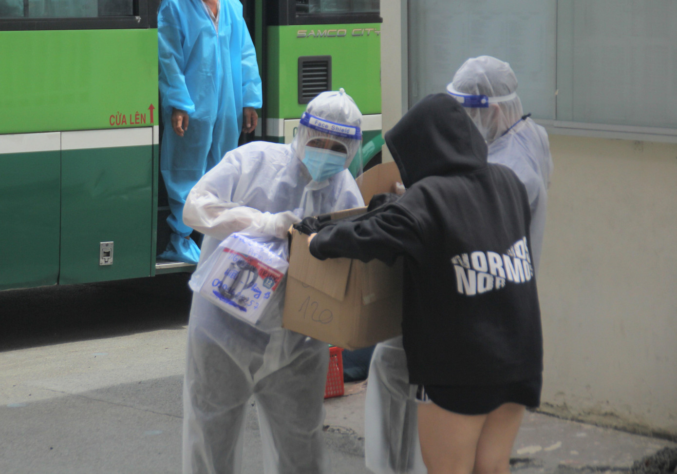 Các bạn hỗ trợ bệnh nhân lên xe.