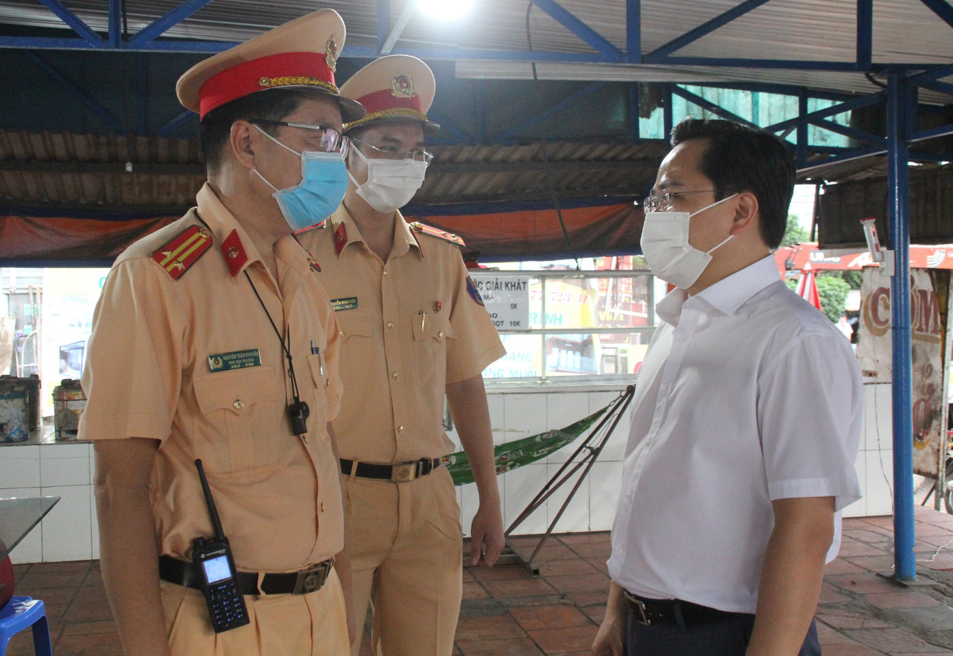 Bí thư thứ nhất T.Ư Đoàn Nguyễn Anh Tuấn thăm hỏi tình hình công tác tại chốt kiểm soát trên Quốc lộ 1 đoạn trước Trường Đại học An ninh Nhân dân Bí thư thứ nhất T.Ư Đoàn Nguyễn Anh Tuấn thăm hỏi tình hình công tác tại chốt kiểm soát trên Quốc lộ 1 đoạn trước Trường Đại học An ninh Nhân dân