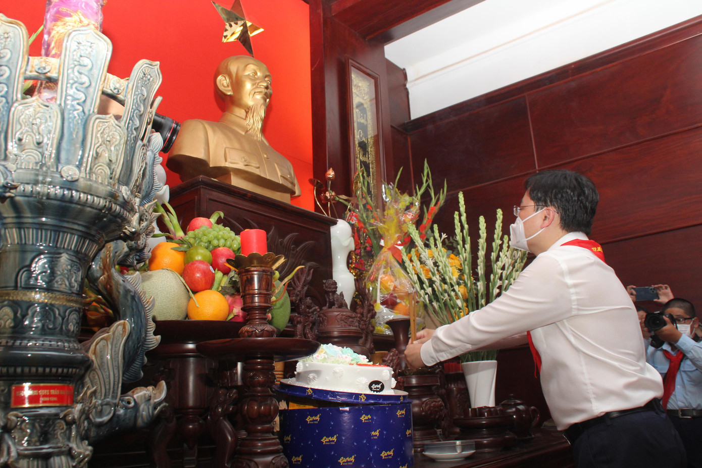 Bí thư thứ nhất T.Ư Đoàn Nguyễn Anh Tuấn dâng hương tưởng niệm Chủ tịch Hồ Chí Minh tại Phòng thờ Bác Bí thư thứ nhất T.Ư Đoàn Nguyễn Anh Tuấn dâng hương tưởng niệm Chủ tịch Hồ Chí Minh tại Phòng thờ Bác