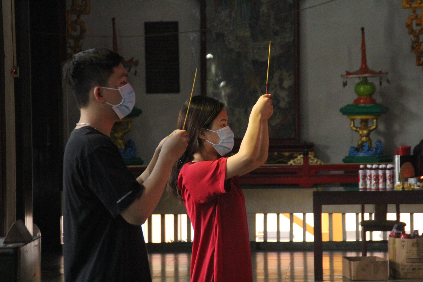 Bạn trẻ đến chùa thắp nhang, cầu nguyện những điều phúc lành