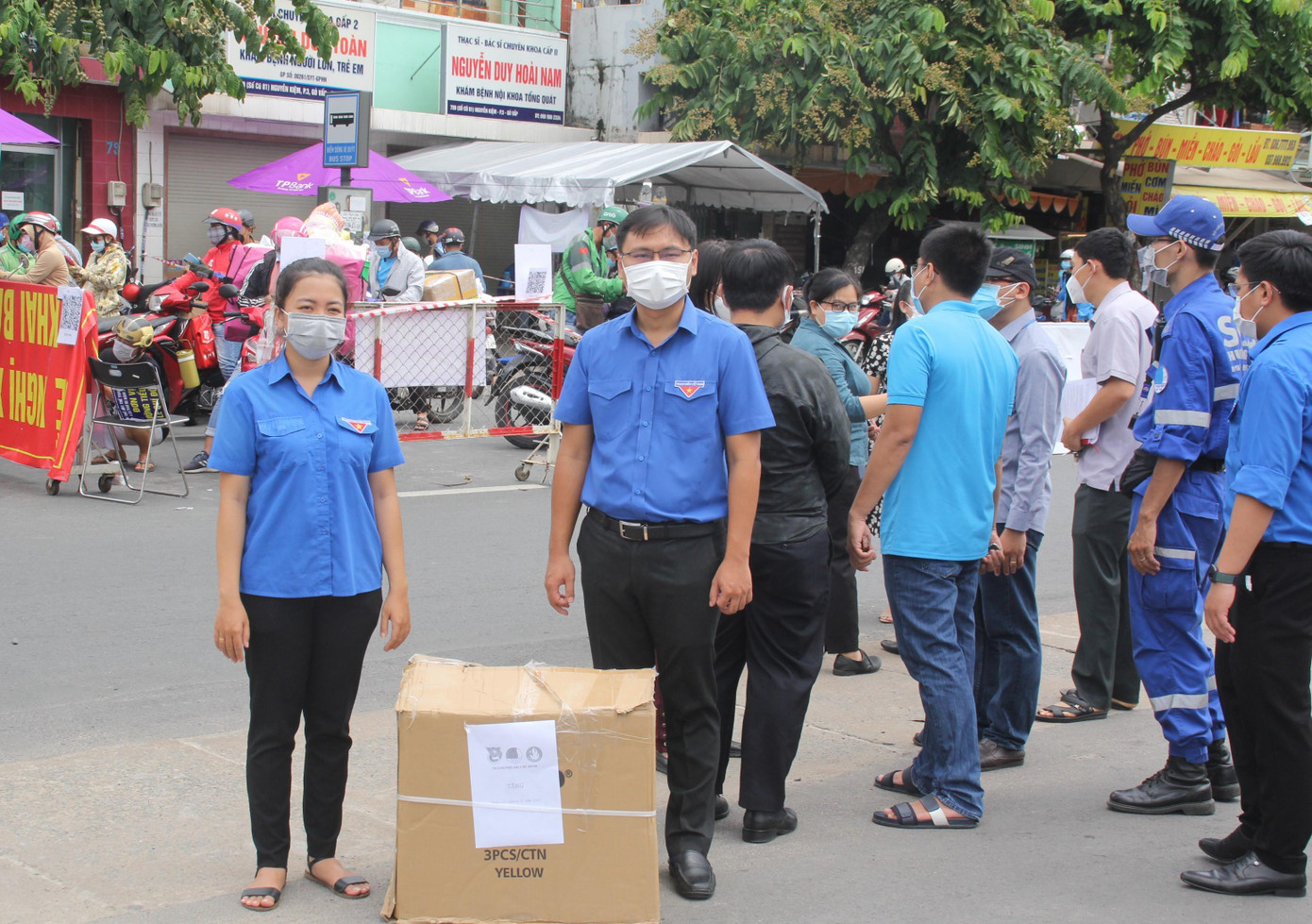 Tặng quà chốt trực kiểm soát giao thông tại cầu vượt Nguyễn Thái Sơn (quận Gò Vấp)
