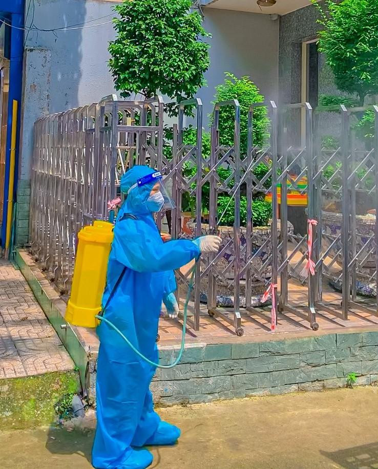 Cẩm Tiên vác bình phun khử khuẩn (Ảnh: NVCC) Cẩm Tiên vác bình phun khử khuẩn (Ảnh: NVCC)