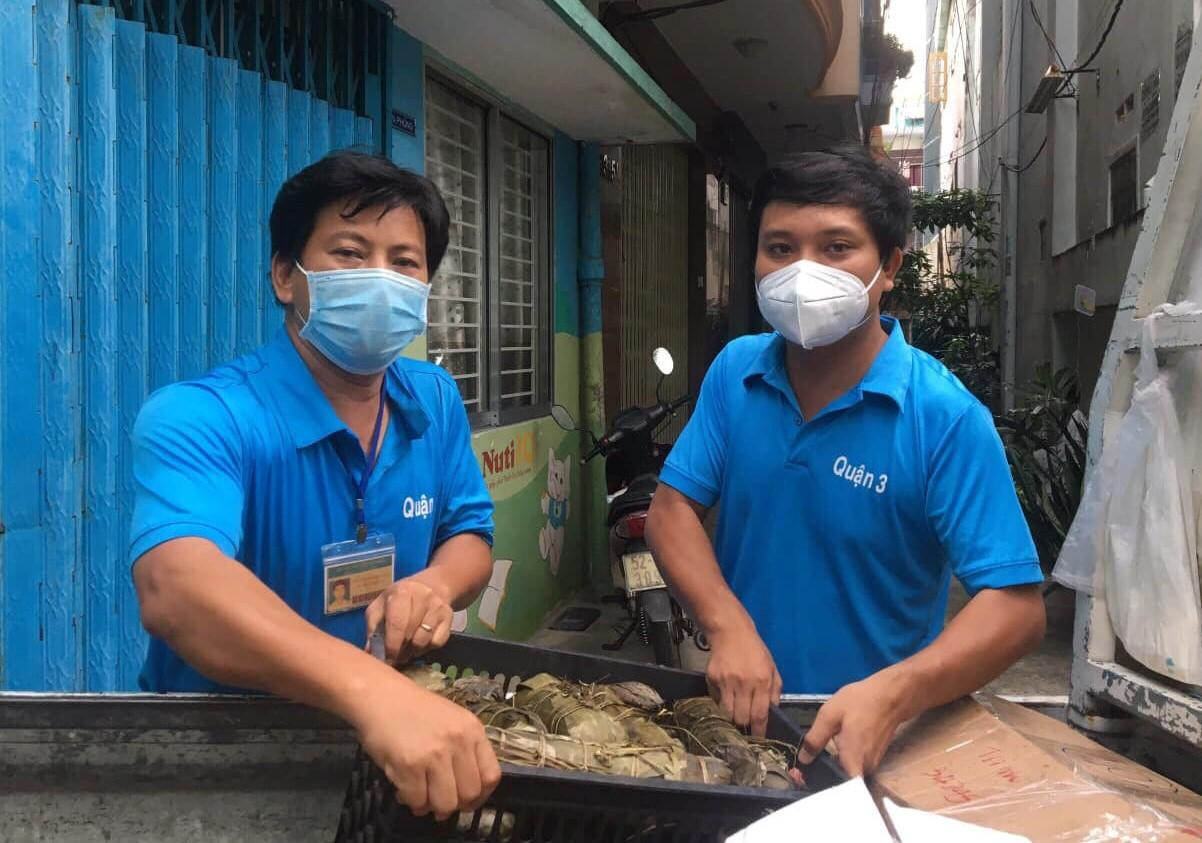 Bà con Đắk Lắk gói, nấu những đòn bánh tét gửi vào TPHCM để chia sẻ với khu cách ly (Ảnh: Đoàn Kim Thành) Bà con Đắk Lắk gói, nấu những đòn bánh tét gửi vào TPHCM để chia sẻ với khu cách ly (Ảnh: Đoàn Kim Thành)