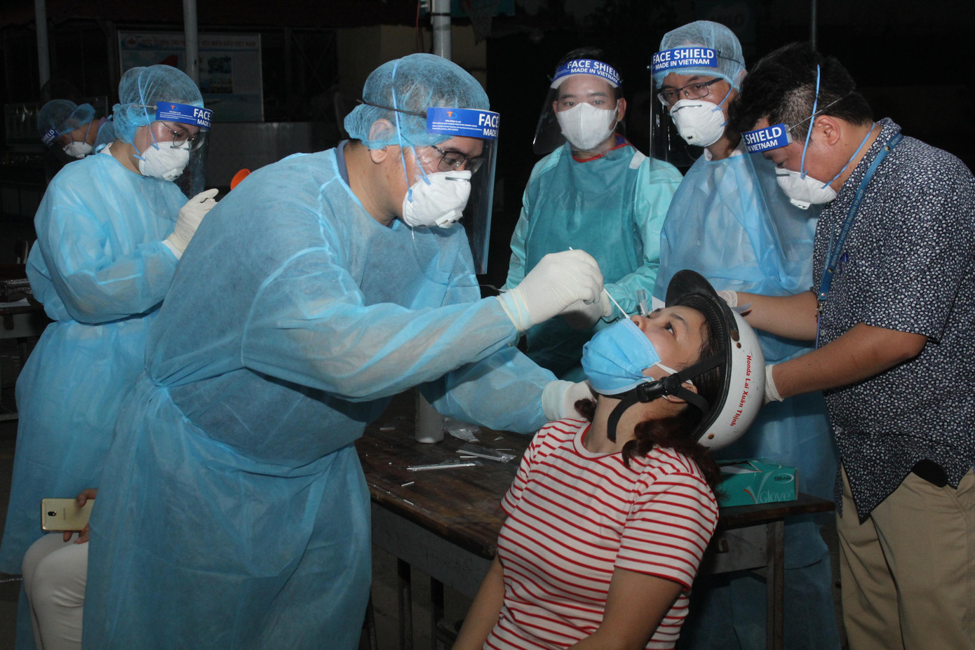 BS. Lưu Quốc Hải cho hay, những ngày qua, trước tình hình phức tạp của dịch bệnh, đội hình phản ứng nhanh của bệnh viện đã liên tục triển khai lấy mẫu tại những khu vực có nguy cơ cao dịch bệnh tại quận Gò Vấp và quận 12 ngay khi có sự điều động, phân công của Sở Y tế. BS. Lưu Quốc Hải cho hay, những ngày qua, trước tình hình phức tạp của dịch bệnh, đội hình phản ứng nhanh của bệnh viện đã liên tục triển khai lấy mẫu tại những khu vực có nguy cơ cao dịch bệnh tại quận Gò Vấp và quận 12 ngay khi có sự điều động, phân công của Sở Y tế.