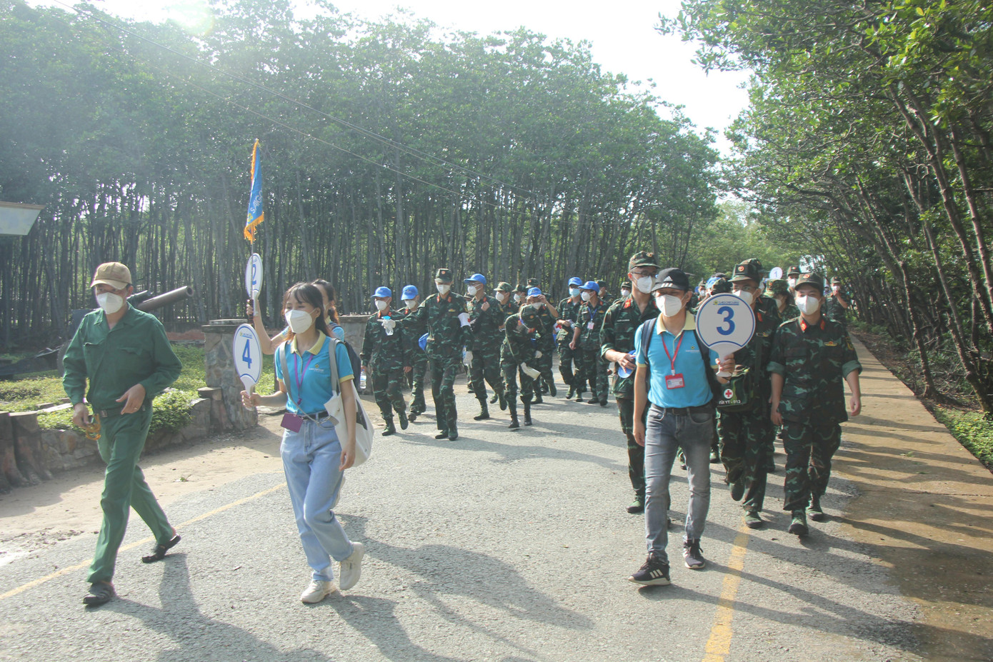 Dừng chân ở điểm đến đầu tiên trong hành trình "Cần Giờ - Thiên nhiên tươi đẹp", các y bác sĩ đã có dịp tìm hiểu đặc điểm đa dạng sinh học tại Đảo Khỉ, nơi quy tụ khoảng 2.000 con khỉ đuôi dài. Dừng chân ở điểm đến đầu tiên trong hành trình "Cần Giờ - Thiên nhiên tươi đẹp", các y bác sĩ đã có dịp tìm hiểu đặc điểm đa dạng sinh học tại Đảo Khỉ, nơi quy tụ khoảng 2.000 con khỉ đuôi dài.