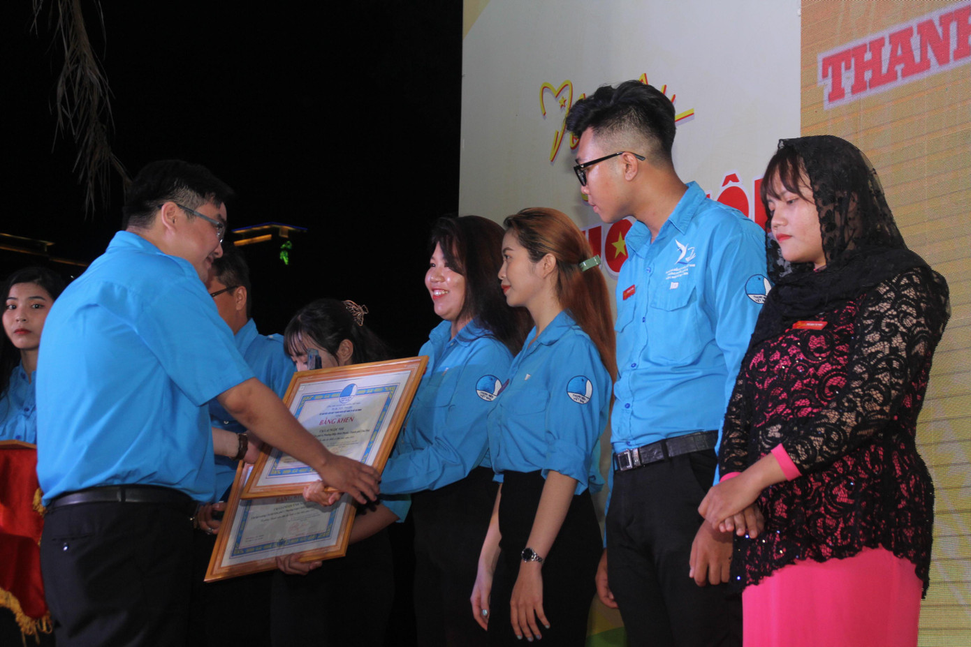 Tuyên dương, trao Bằng khen cho các bạn hội viên, thanh niên dân tộc tiêu biểu