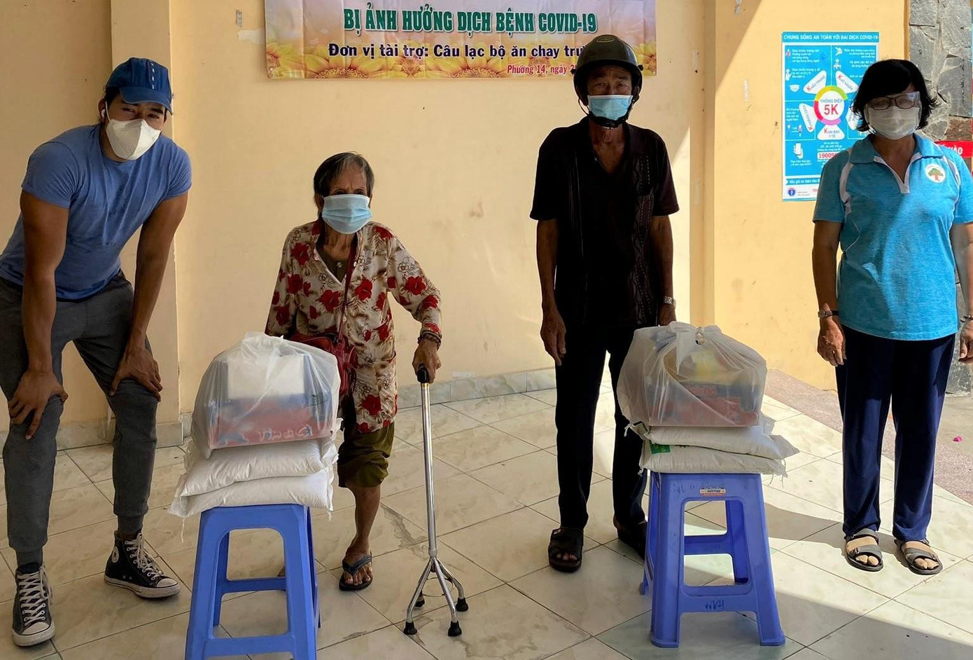 Đôi bạn miệt mài tặng cơm, tiếp quà cho người khó khăn những ngày giãn cách ảnh 5